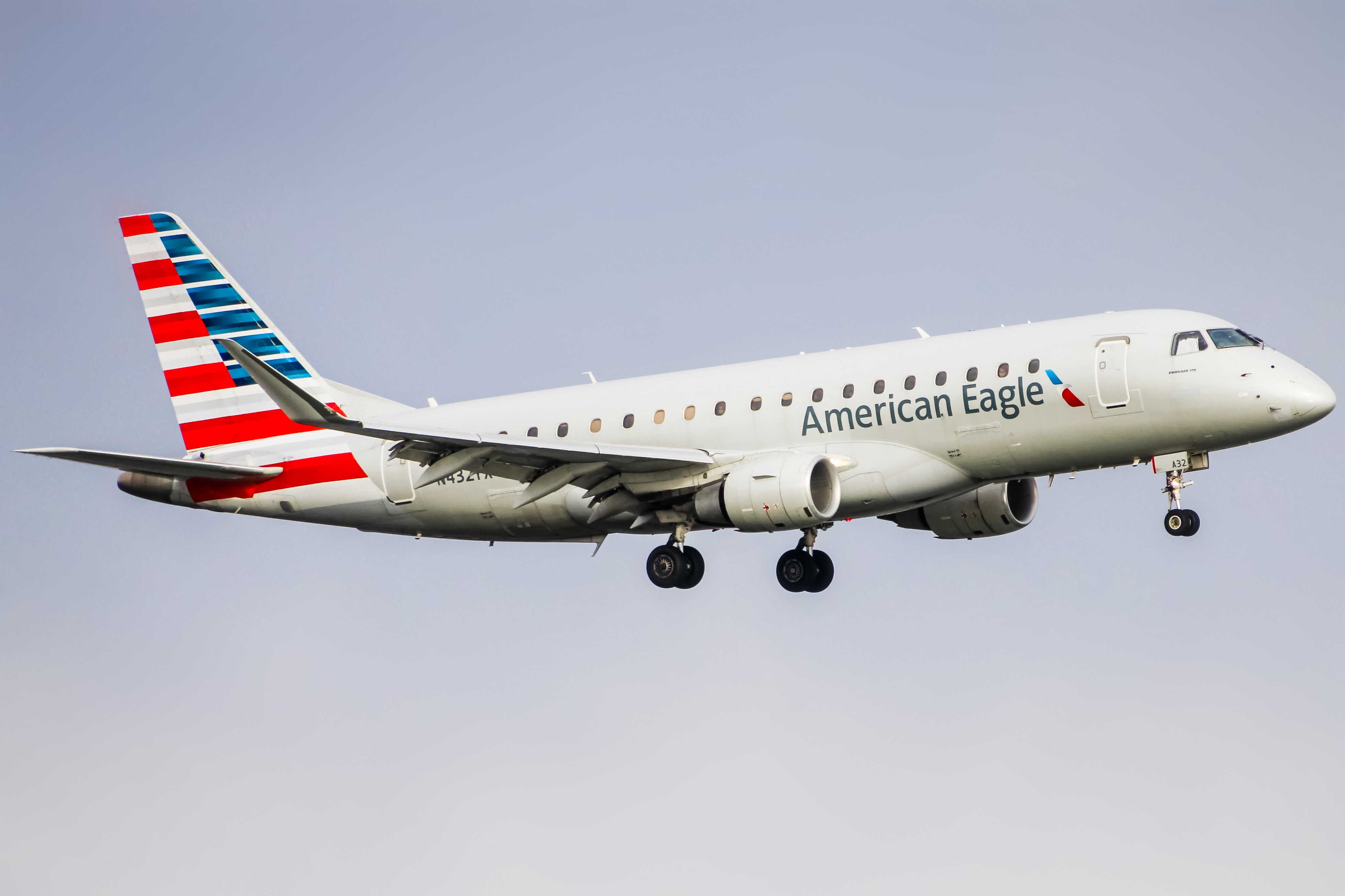 Full size: American Eagle Embraer E175 N432YX at Ronald Reagan National Airport
