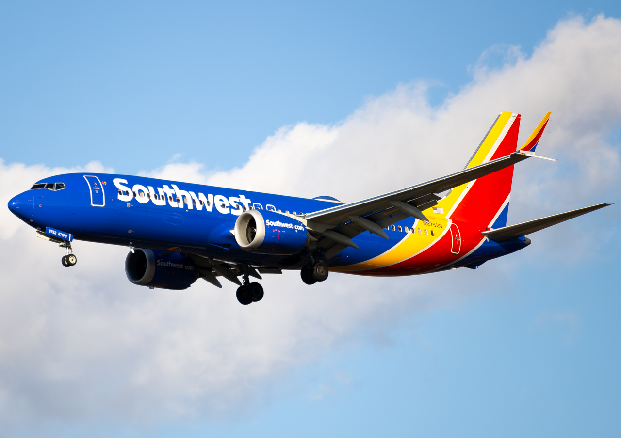 Full size: Southwest Airlines Boeing 737 MAX 8 N8752Q at Pittsburgh International Airport