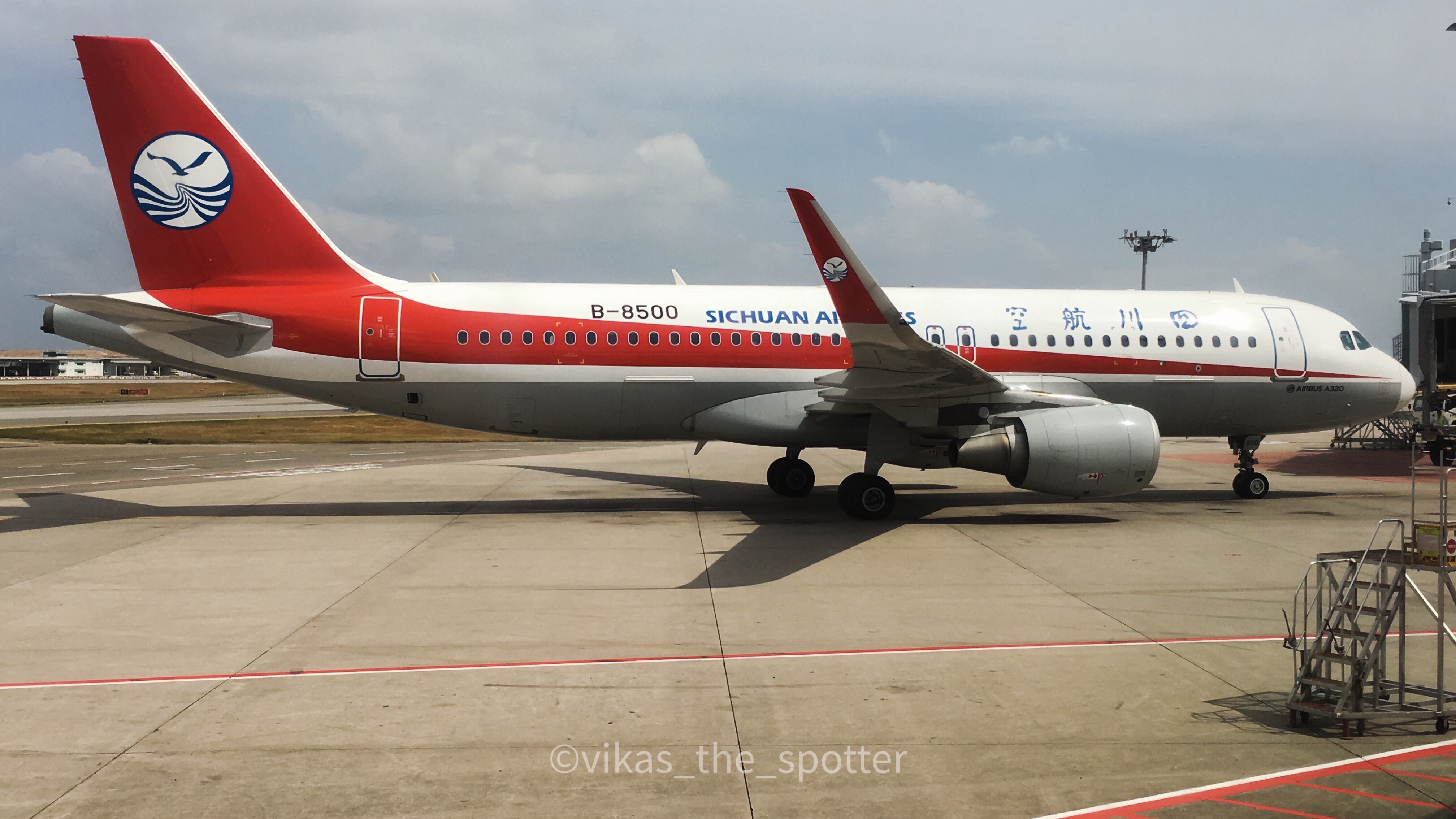Full size: Sichuan Airlines Airbus A320 B-8500 at Singapore-Changi Airport