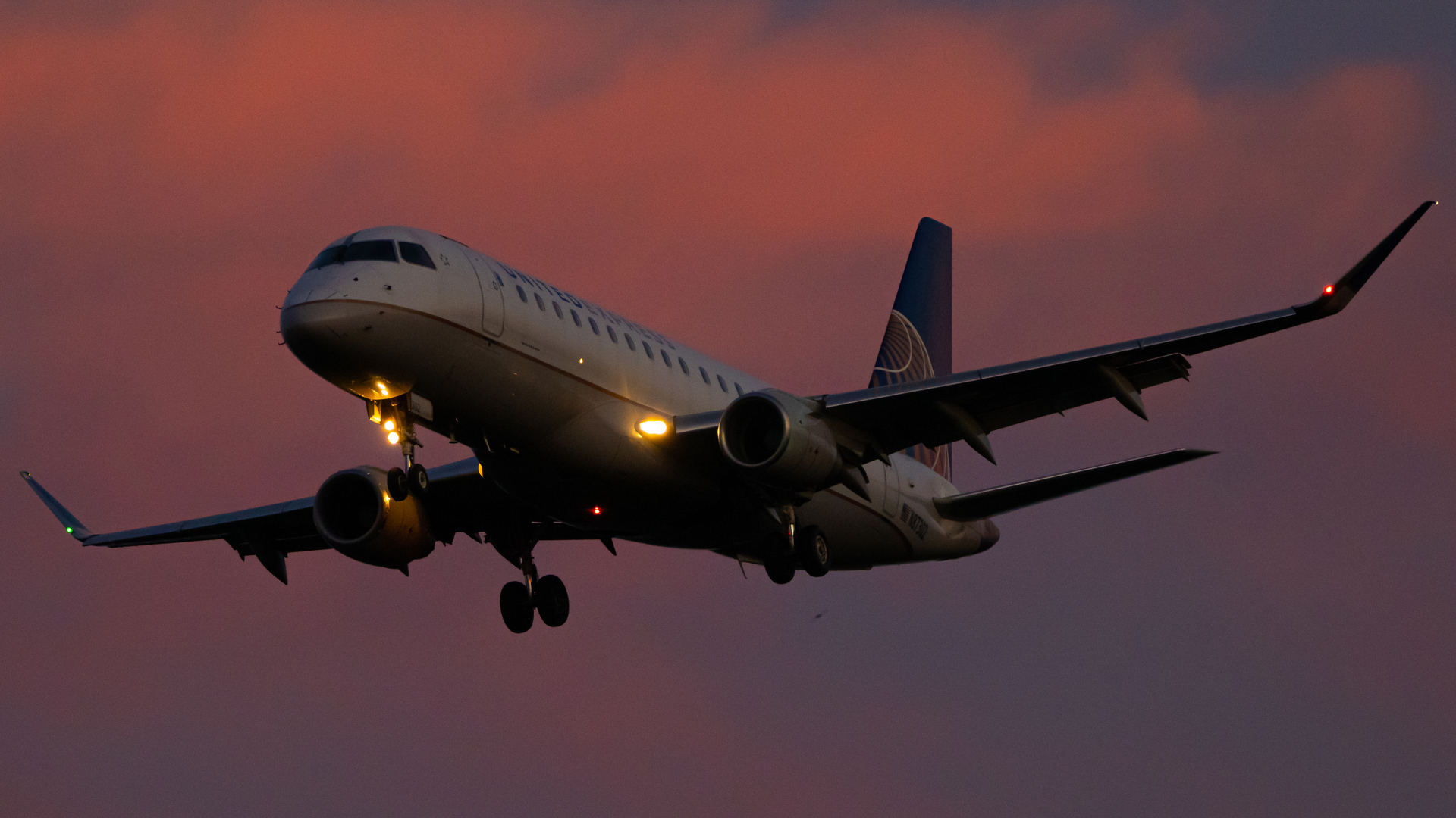 Full size: United Express Embraer E175 N87302 at Washington Dulles International Airport