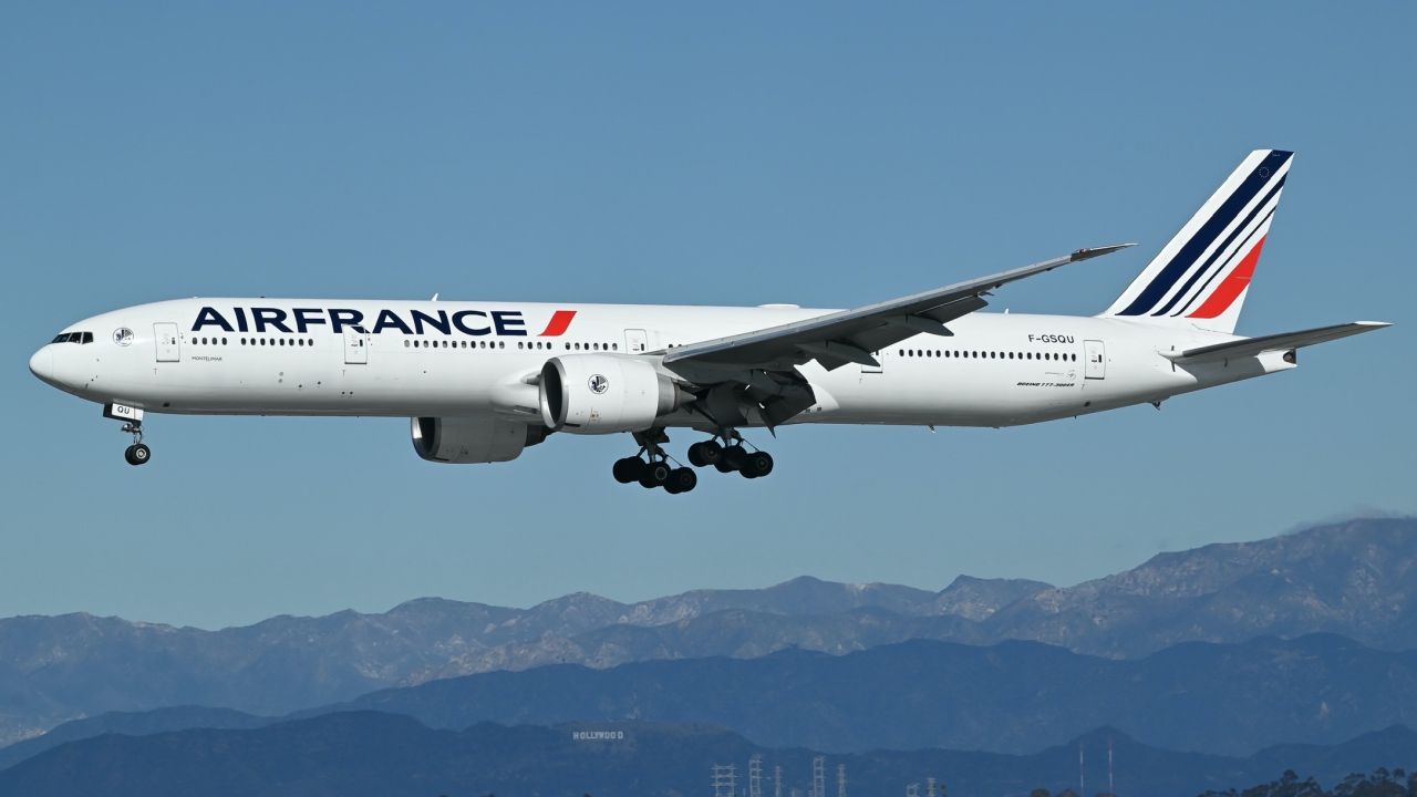 Full size: Air France Boeing 777-300ER F-GSQU at Los Angeles International Airport