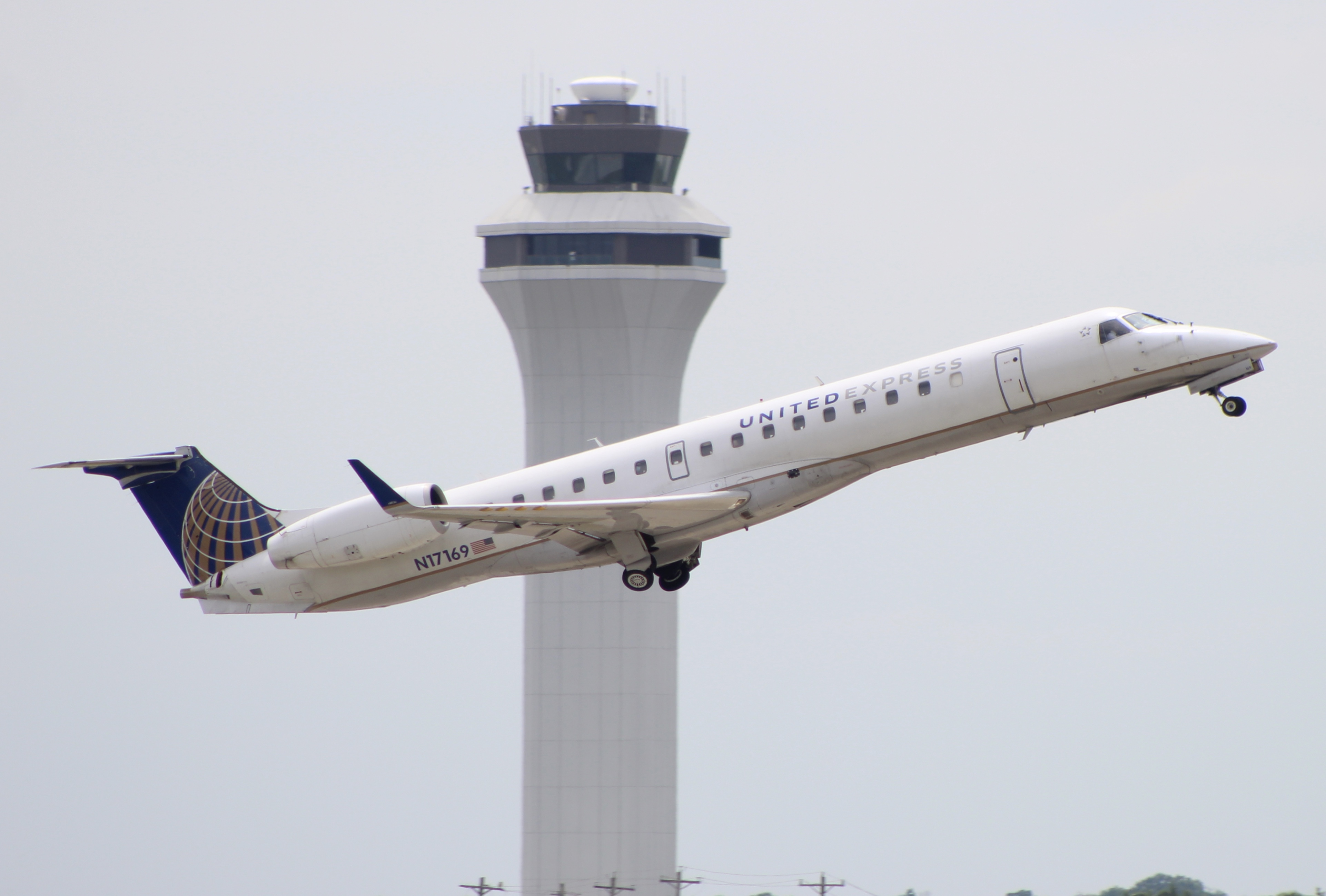 Full size: United Express Embraer ERJ145 N17169 at Cincinnati/Northern Kentucky International Airport