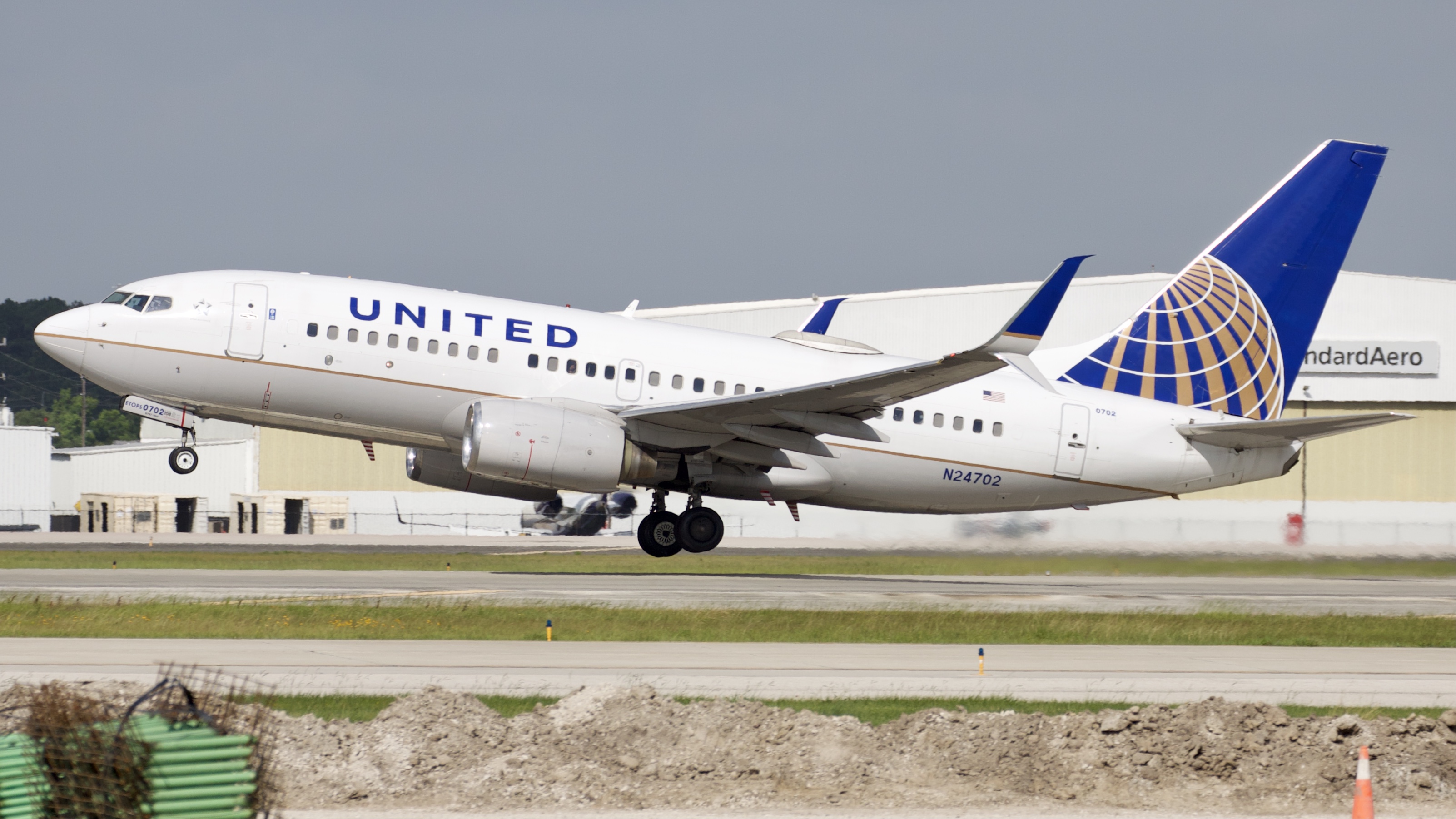 Full size: United Airlines  Boeing 737-700 N24702 at Houston-George Bush Intercontinental Airport