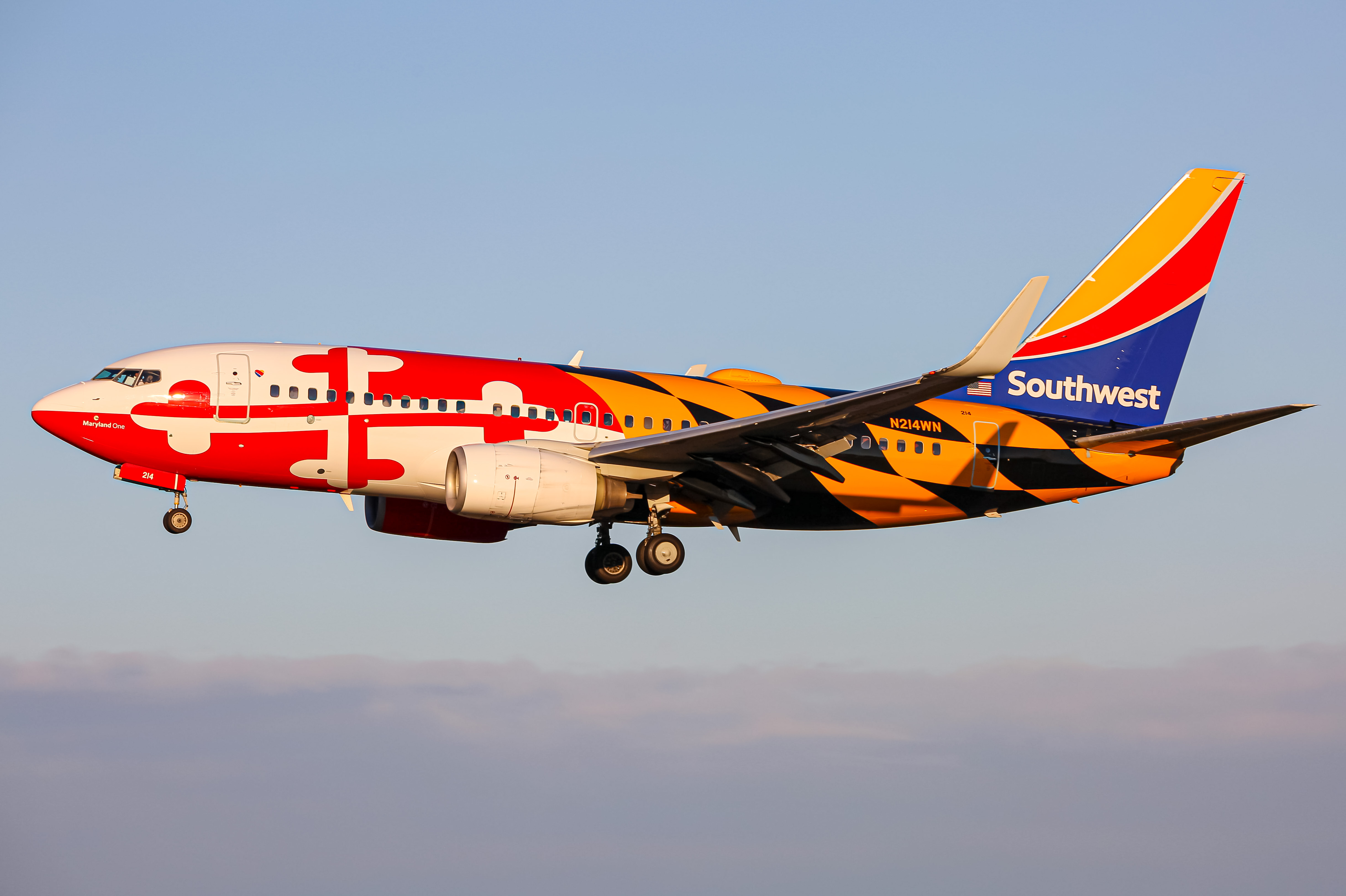 Full size: Southwest Airlines Boeing 737-700 N214WN at Baltimore/Washington International Thurgood Marshall Airport