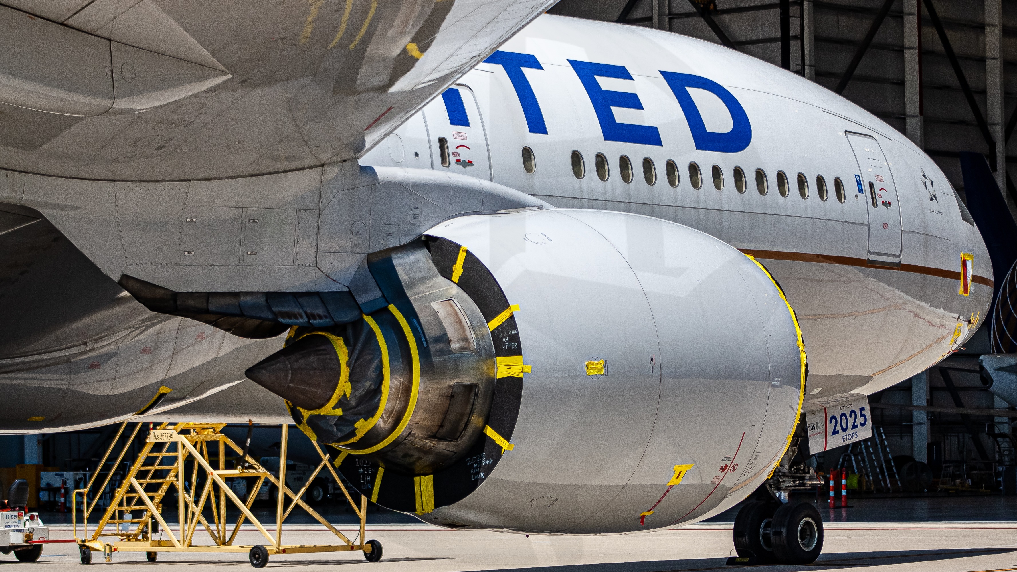 Full size: United Airlines Boeing 777-200 N225UA at Washington Dulles International Airport