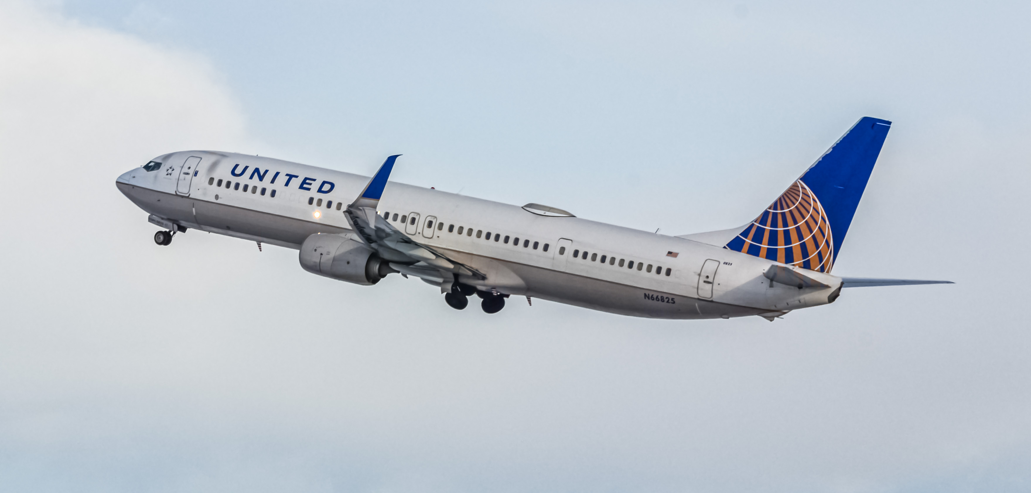Full size: United Airlines Boeing 737-900ER N66825 at Denver International Airport