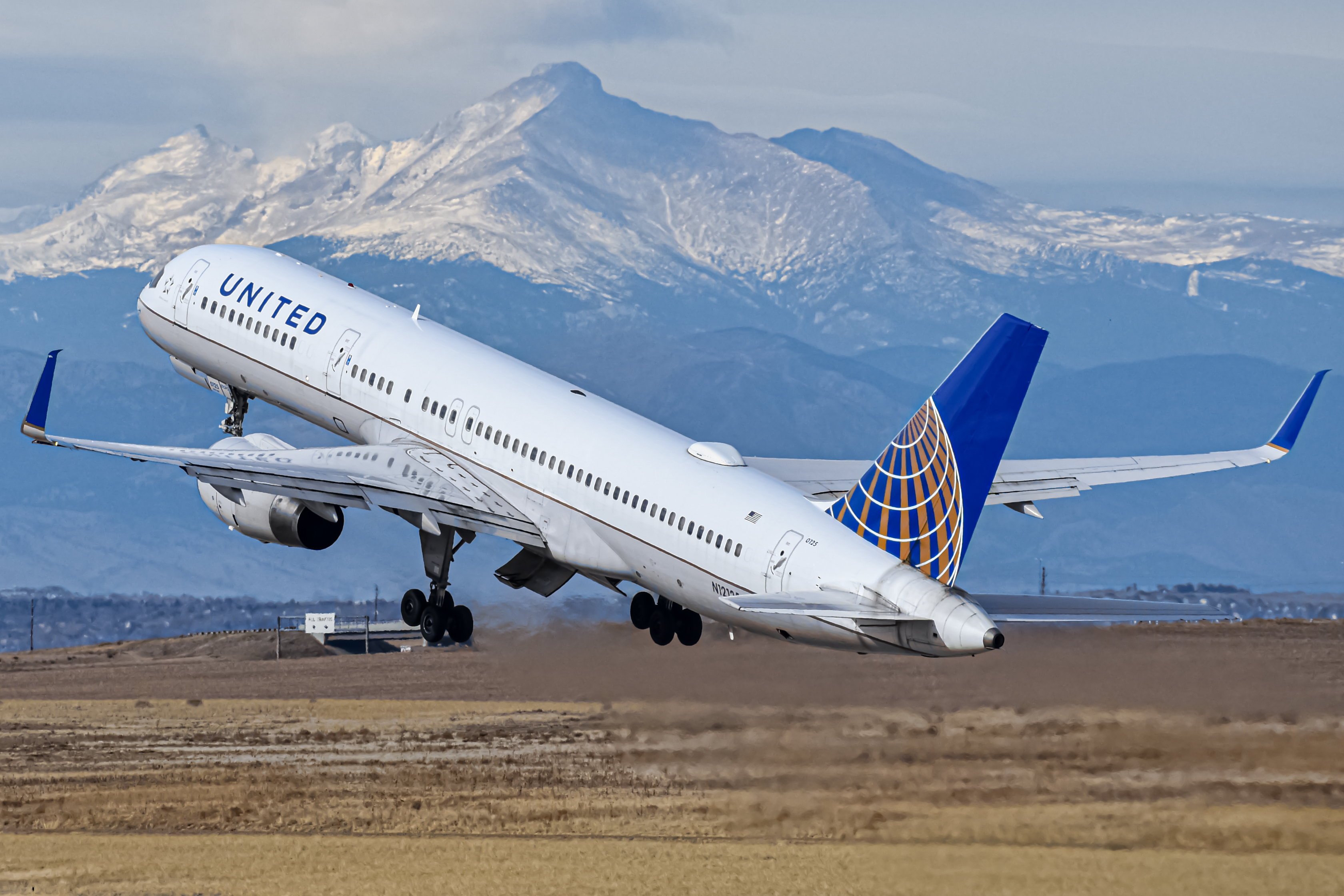Full size: United Airlines Boeing 757-200 N12125 at Denver International Airport