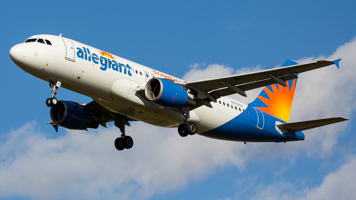 Full size: Allegiant Air Airbus A320 N216NV at Cincinnati/Northern Kentucky International Airport
