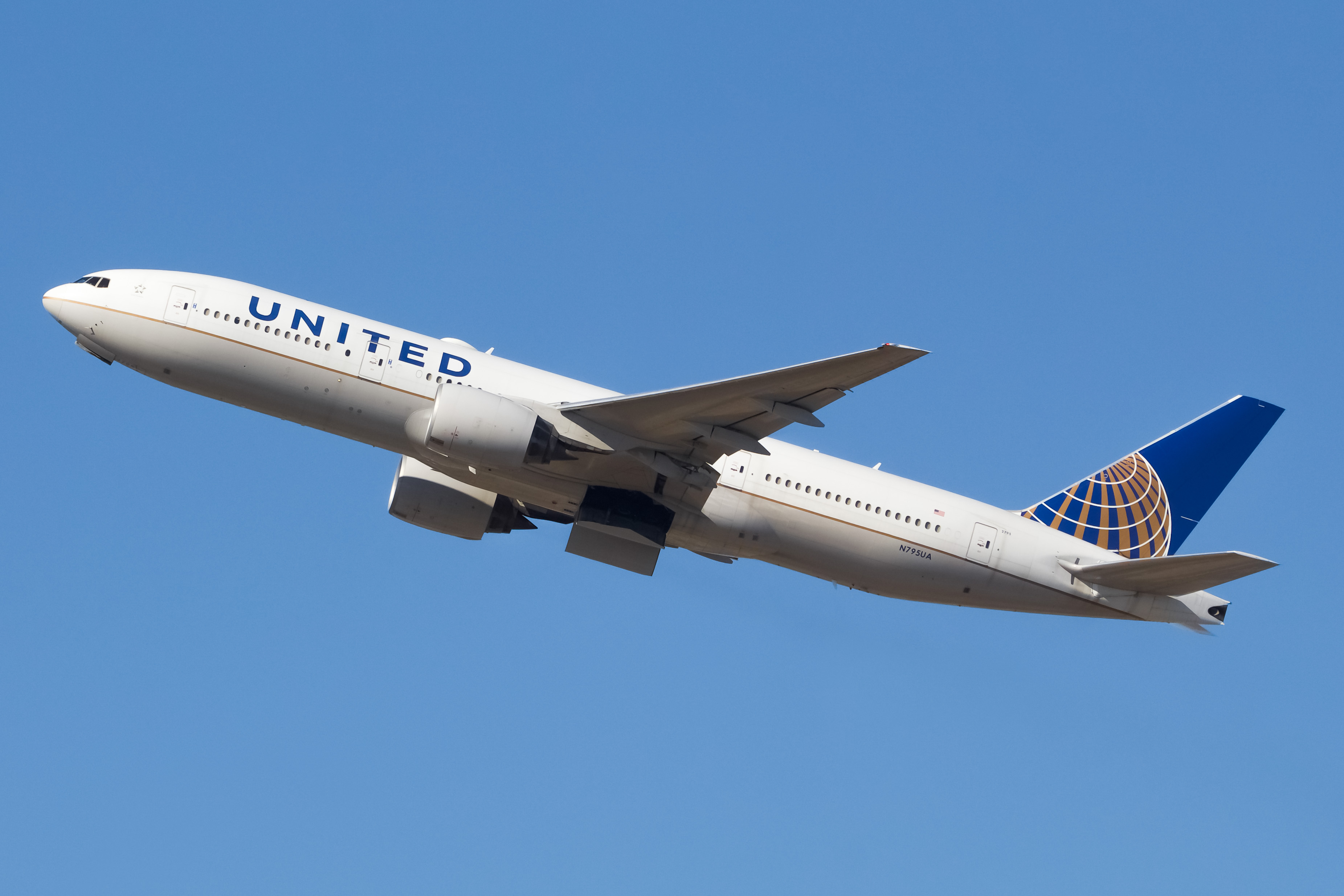Full size: United Airlines Boeing 777-200ER N795UA at Newark Liberty International Airport