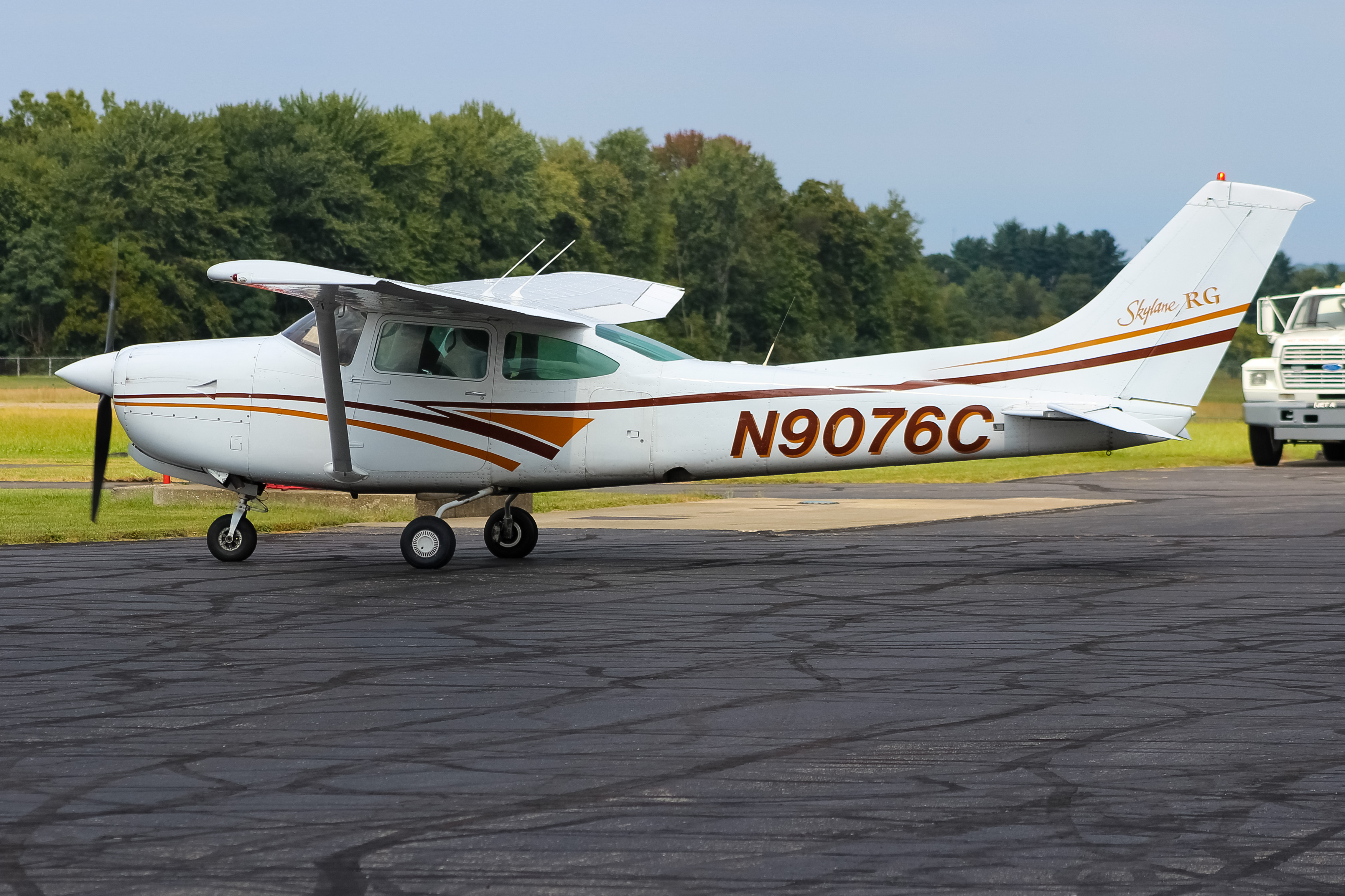 Full size: PRIVATE  Cessna 182 Skylane N9076C at Clermont County Airport