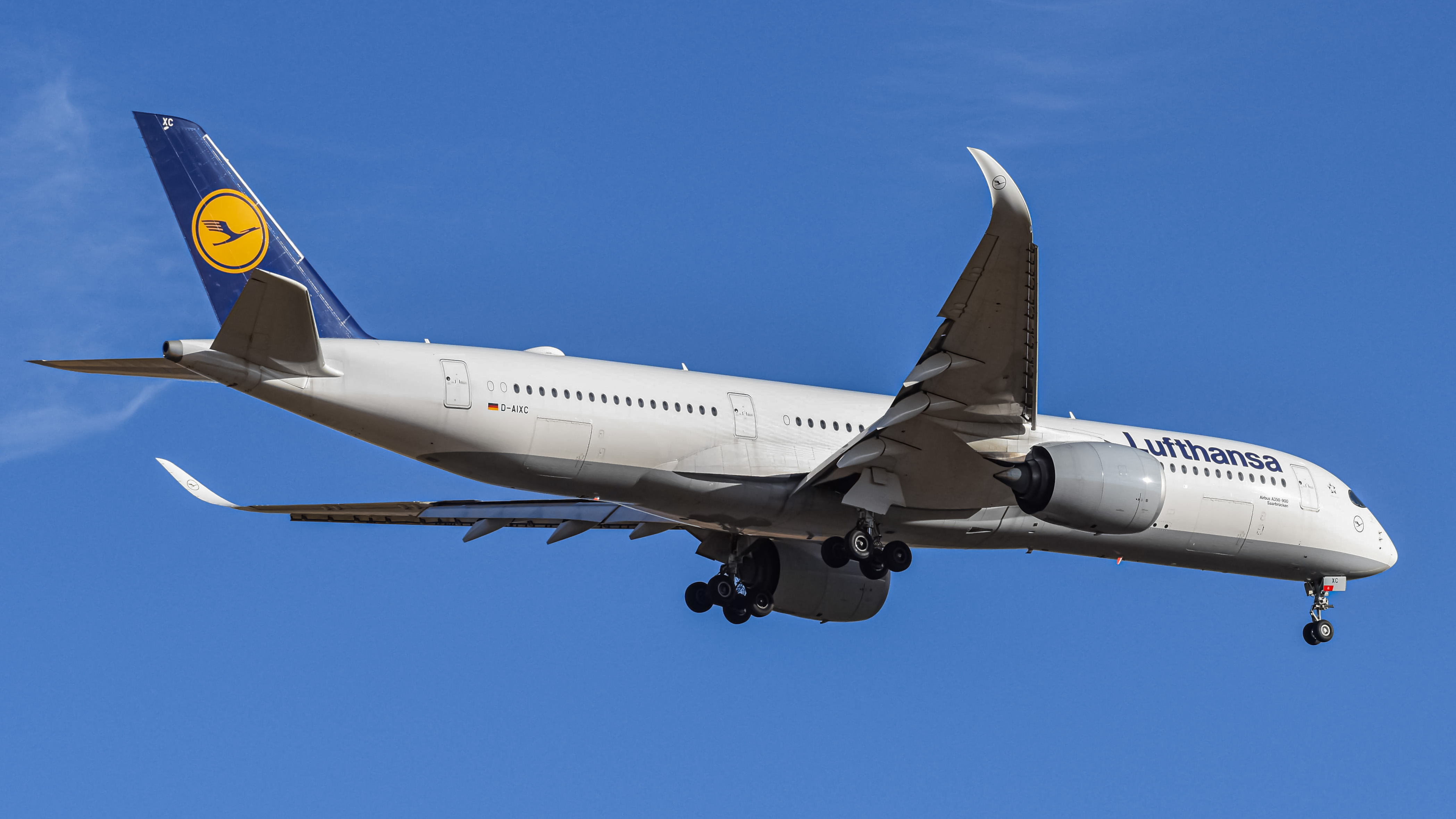 Full size: Lufthansa Airbus A350-900 D-AIXC at Denver International Airport