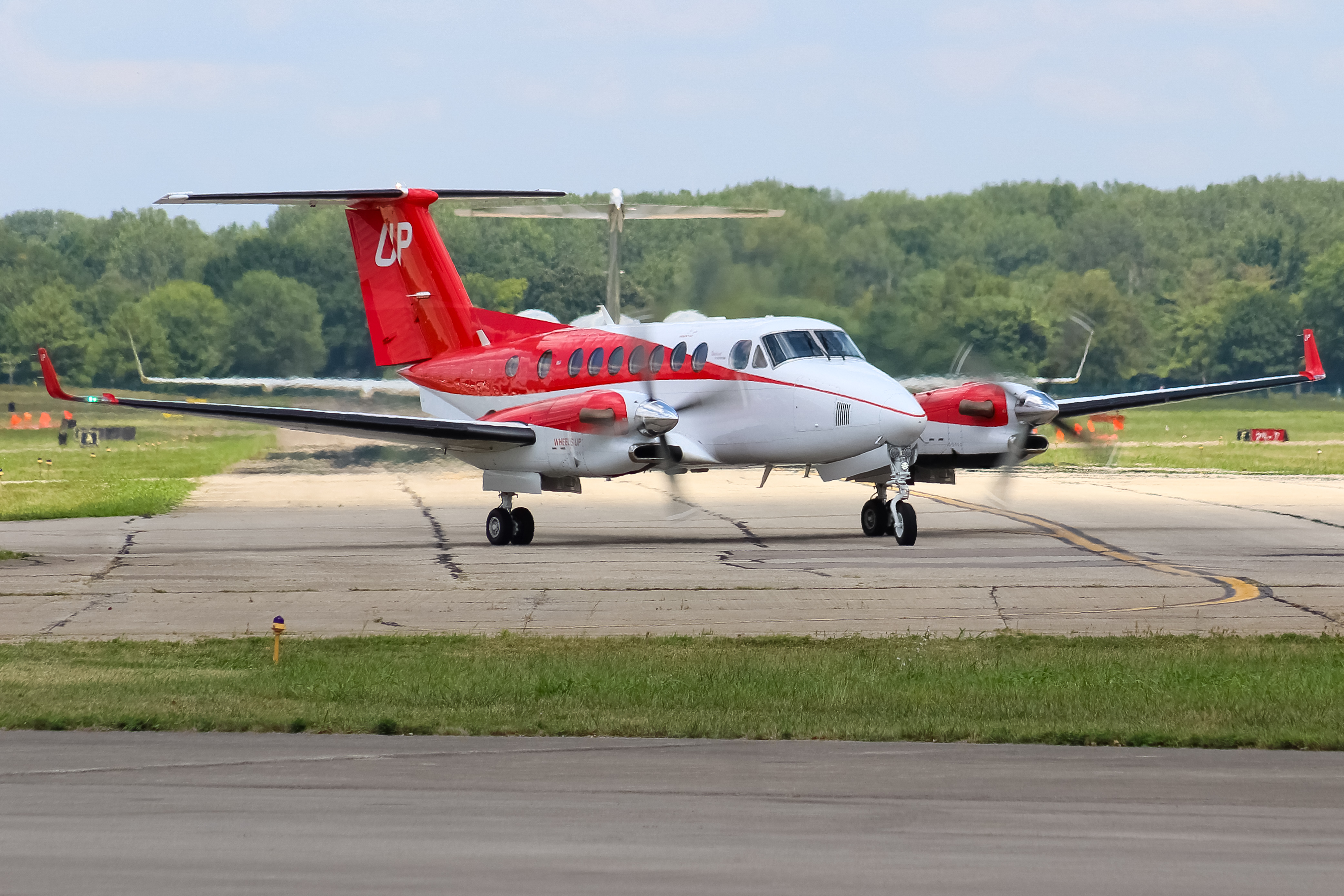 Full size: Wheels Up Beech B300 Super King Air 350 N874UP at Cincinnati Municipal Airport/Lunken Field