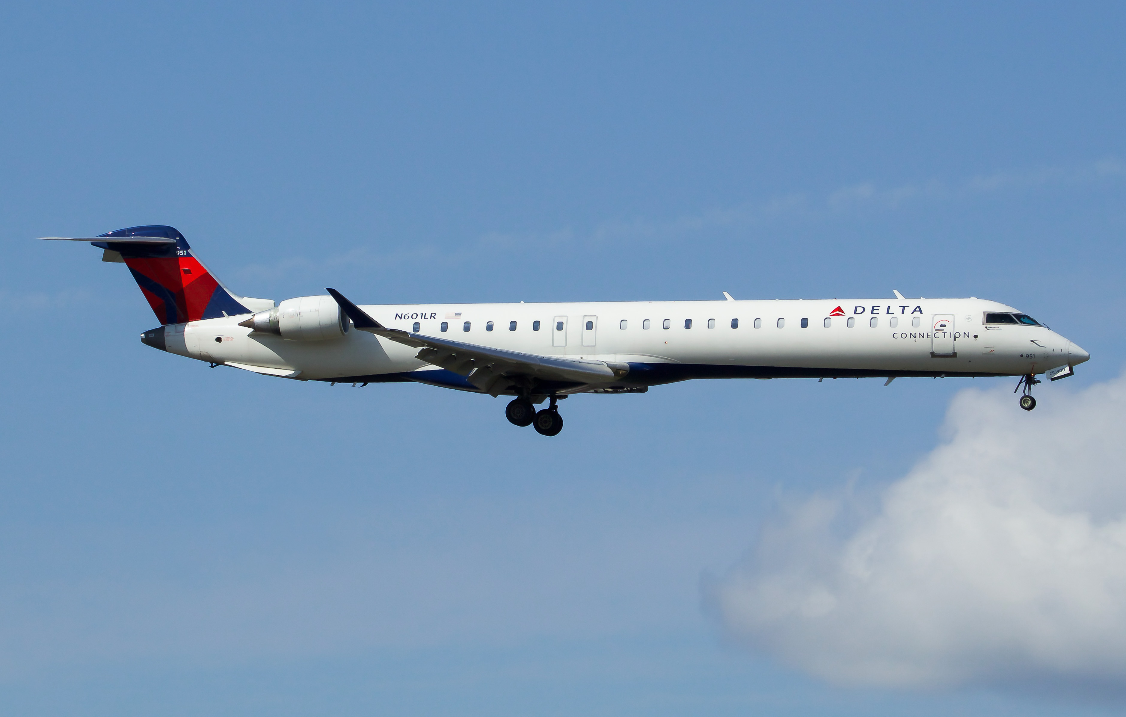 Full size: Delta Connection Mitsubishi CRJ-900 N601LR at Newark Liberty International Airport