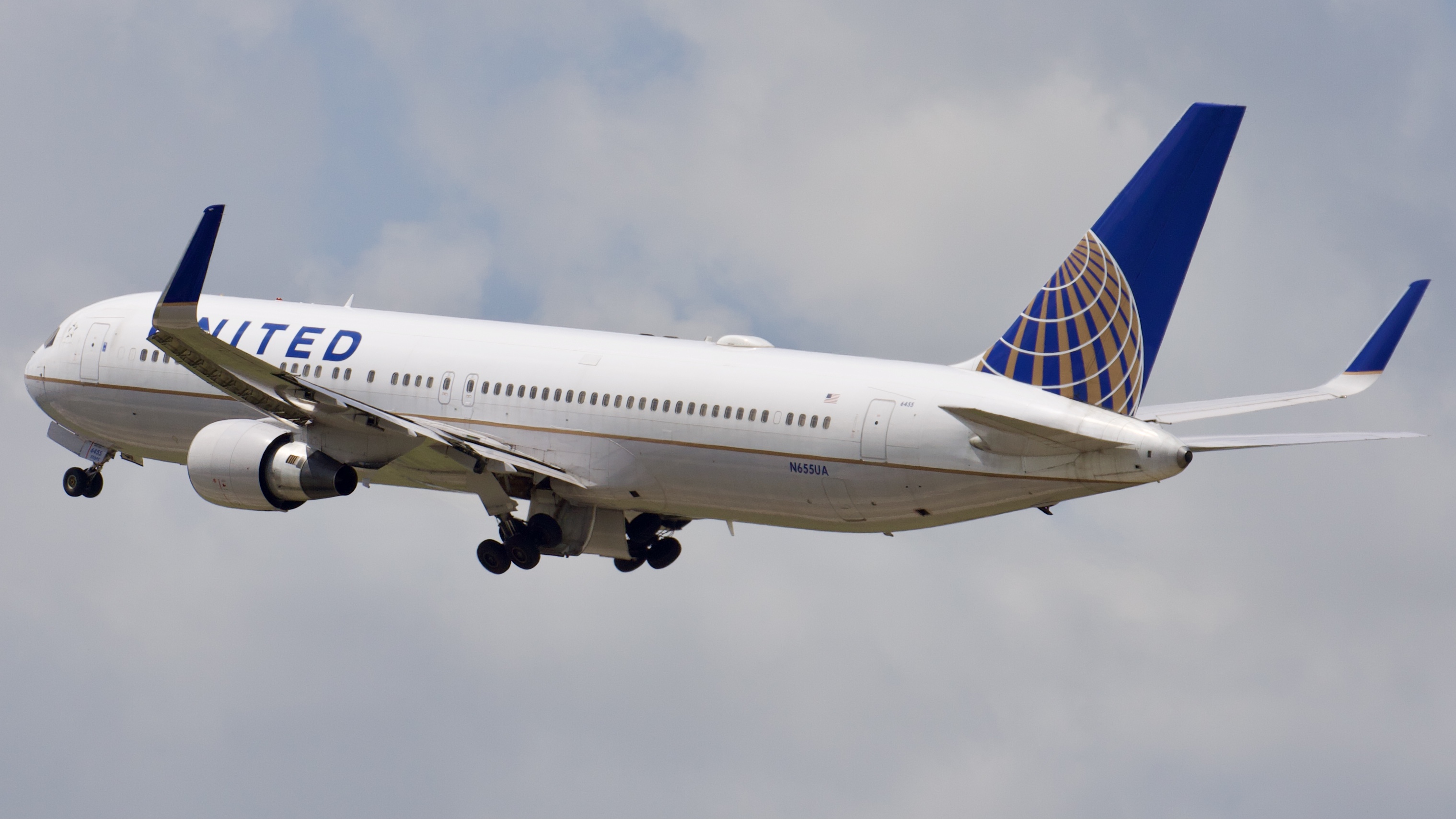 Full size: United Airlines Boeing 767-300ER N655UA at Houston-George Bush Intercontinental Airport
