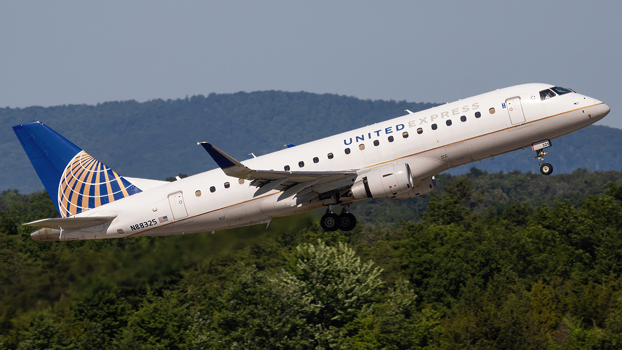 Full size: Mesa Airlines Embraer E170 N88325 at Washington Dulles International Airport