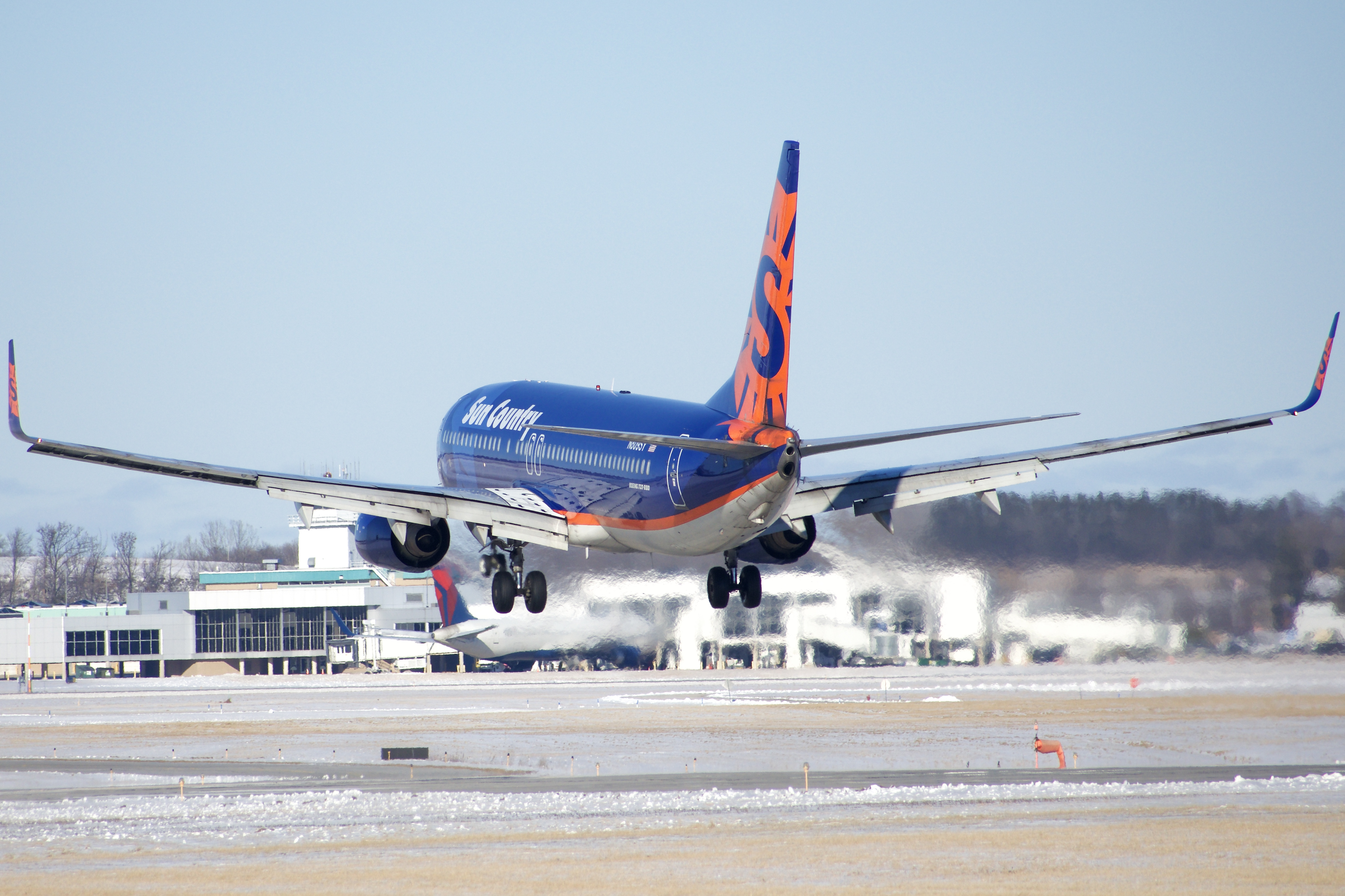Full size: Sun Country Airlines Boeing 737-800 N809SY at Green Bay-Austin Straubel International Airport