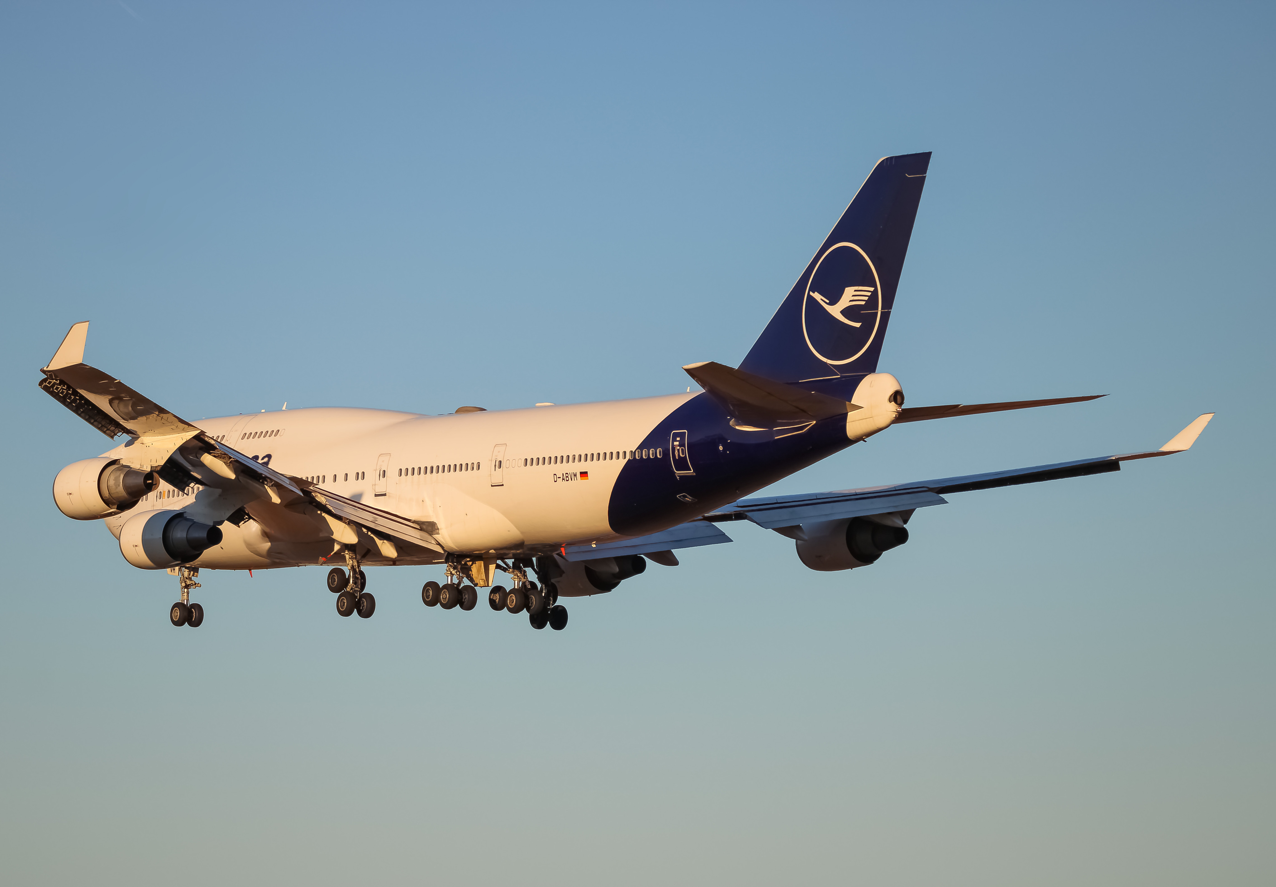 D-ABVM) Lufthansa Boeing 747-400 by Edwin Sims | AeroXplorer Photo