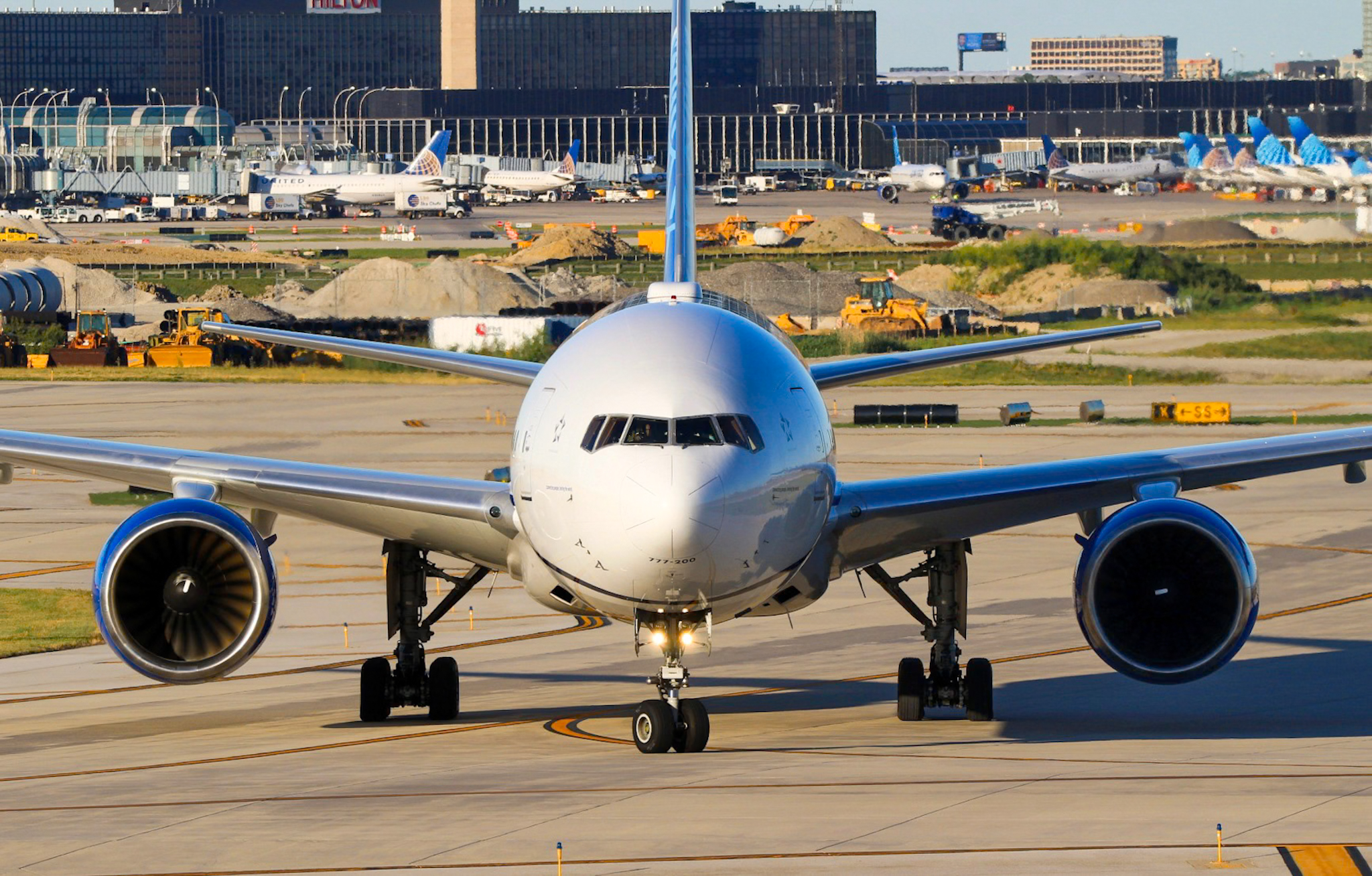 Full size: United Airlines Boeing 777-200 N209UA at Chicago O'Hare International Airport