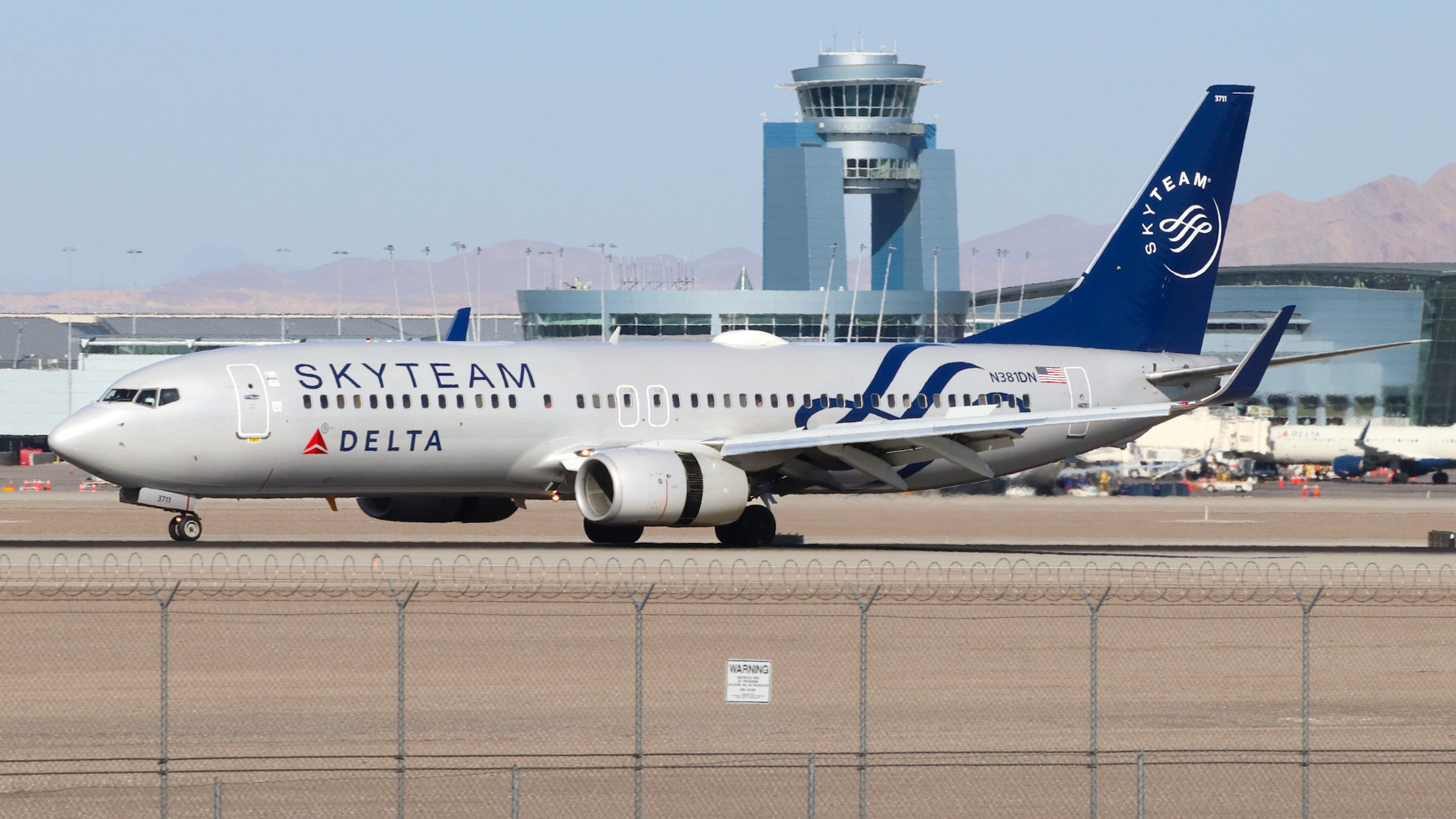 Full size: Delta Airlines Boeing 737-800 N381DN at Harry Reid International Airport