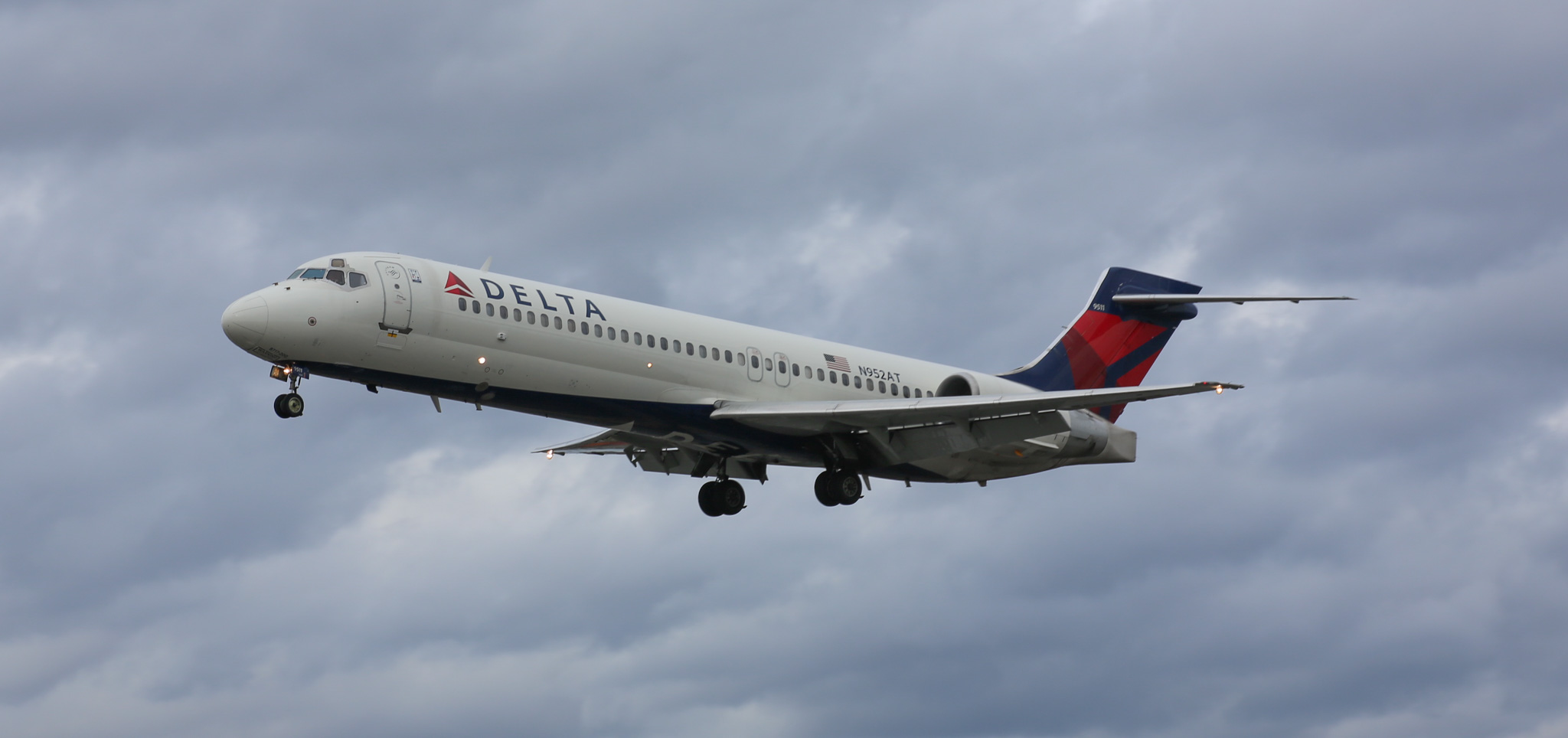 Full size: Delta Airlines Boeing 717-200 N952AT at Newark Liberty International Airport