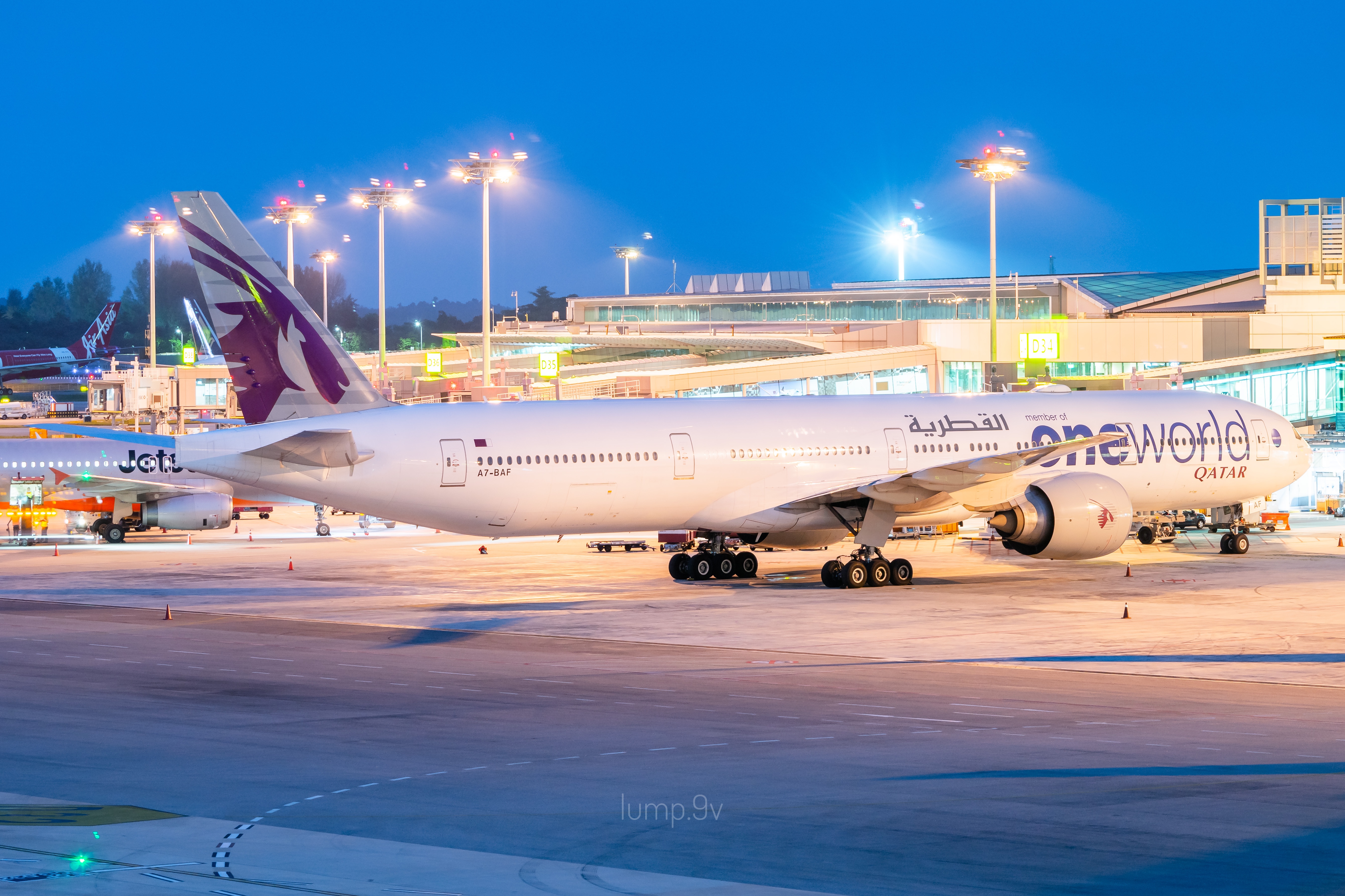 Full size: Qatar Airways Boeing 777-300ER A7-BAF at Singapore-Changi Airport