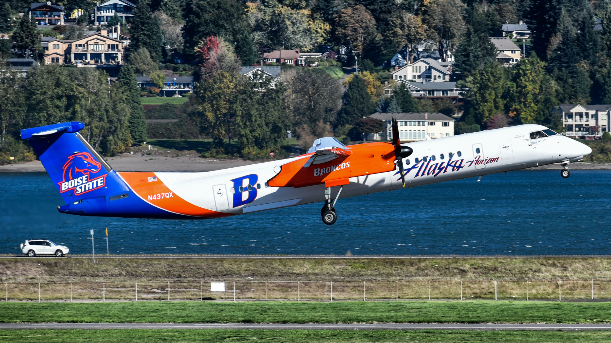 Full size: Horizon Air De Havilland DHC-8 N437QX at Portland International Airport