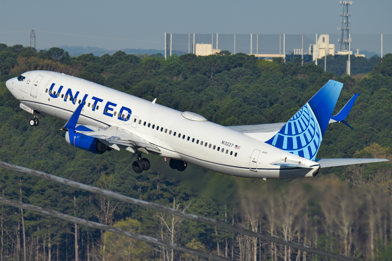 Full size: United Airlines Boeing 737-800 N13227 at Raleigh-Durham International Airport