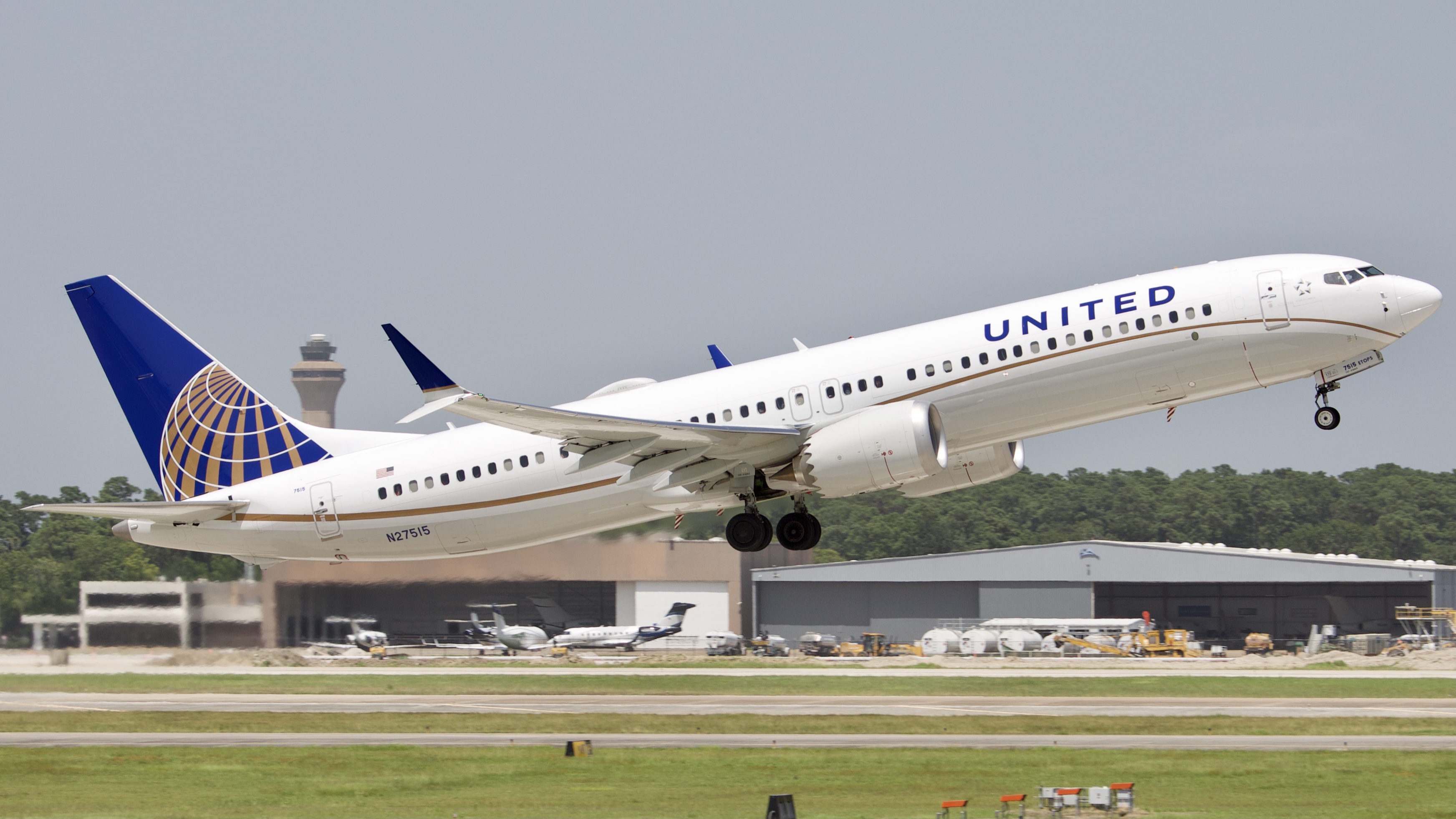 Full size: United Airlines Boeing 737 MAX 9 N27515 at Houston-George Bush Intercontinental Airport