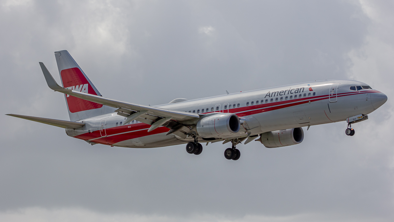 Full size: American Airlines Boeing 737-800 N915NN at Miami International Airport