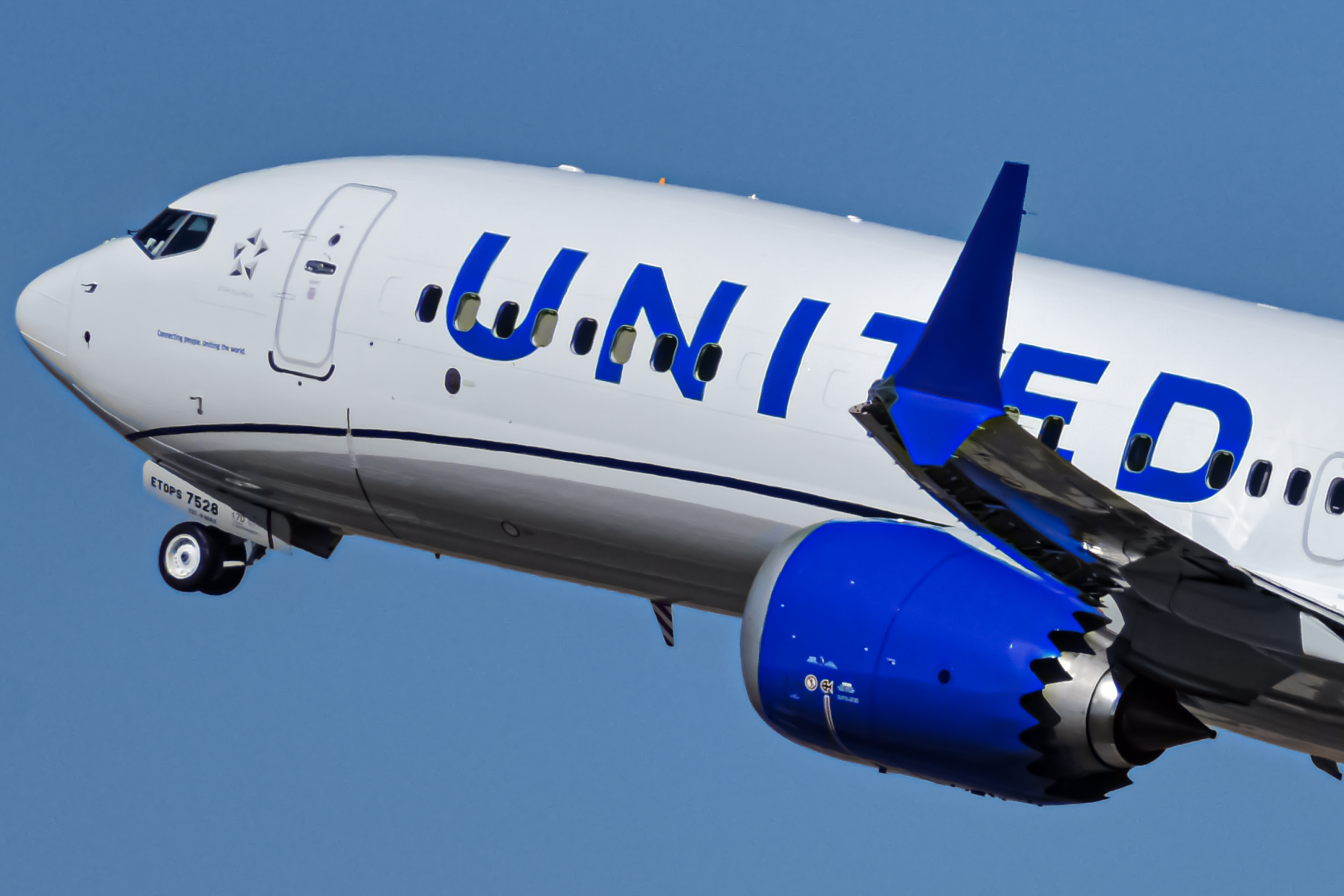 Full size: United Airlines Boeing 737 MAX 9 N37528 at Denver International Airport