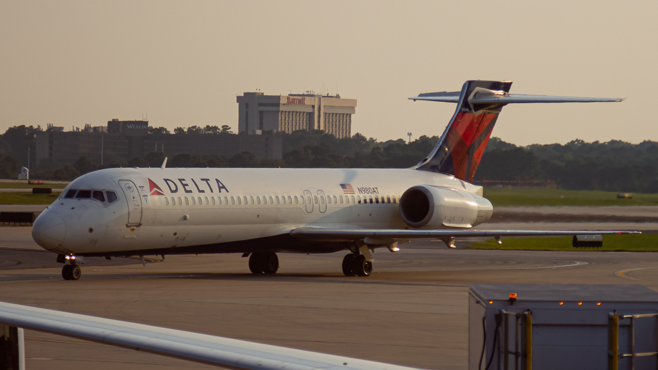Full size: Delta Airlines Boeing 717-200 N980AT at Hartsfield-Jackson Atlanta International Airport