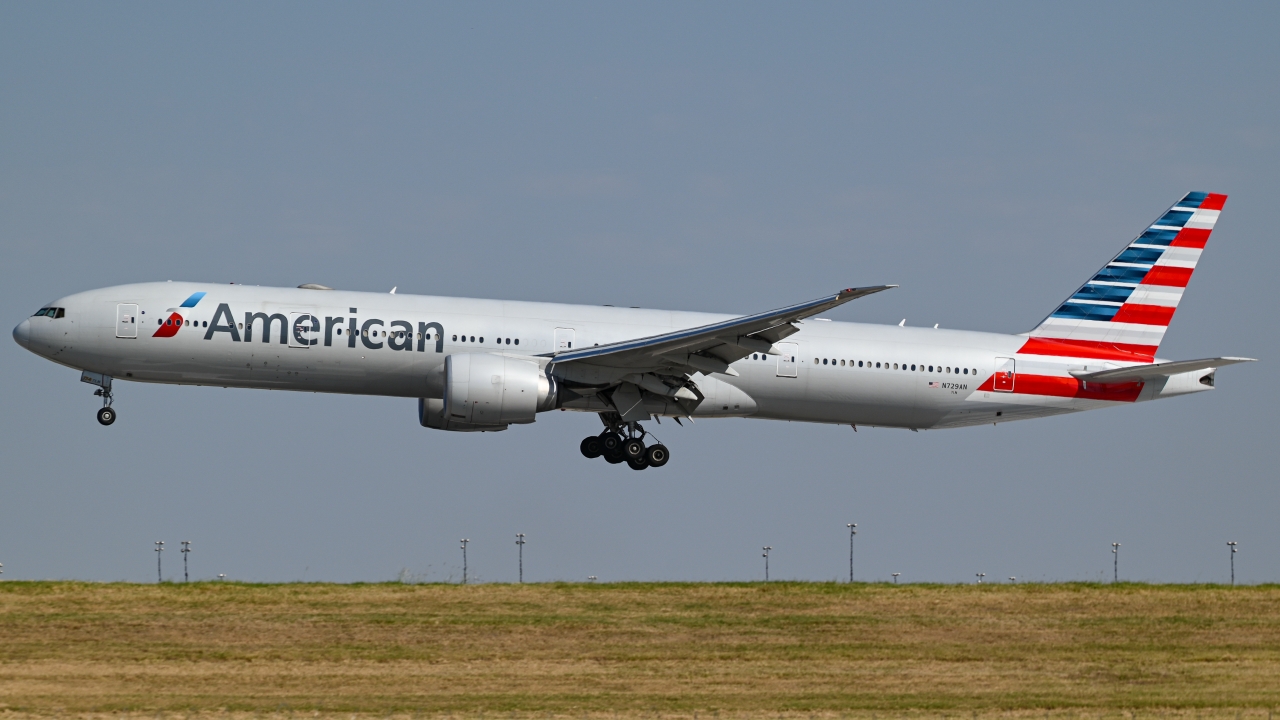 Full size: American Airlines Boeing 777-300ER N729AN at Dallas-Fort Worth International Airport