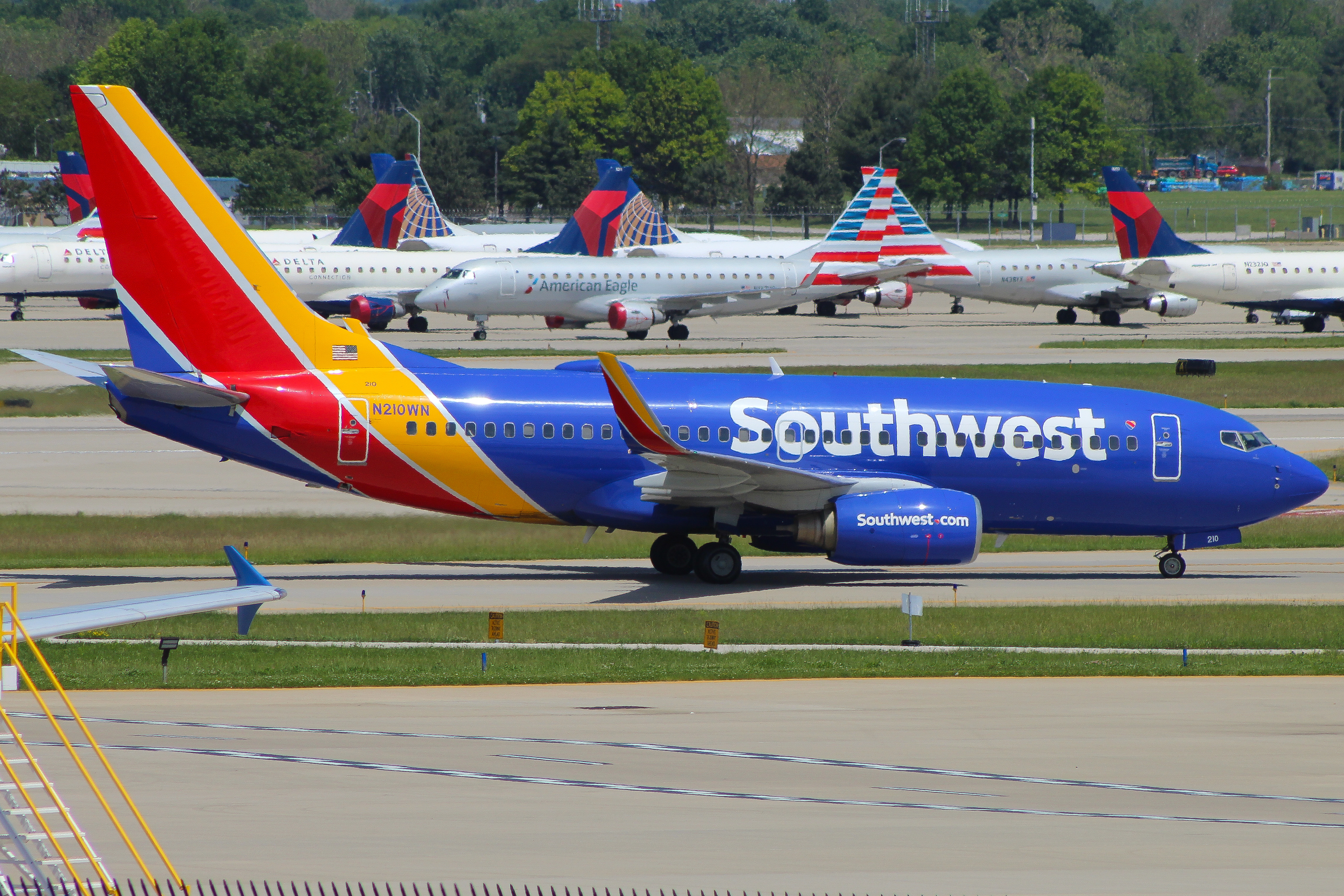Full size: Southwest Airlines Boeing 737-700 N210WN at Indianapolis International Airport