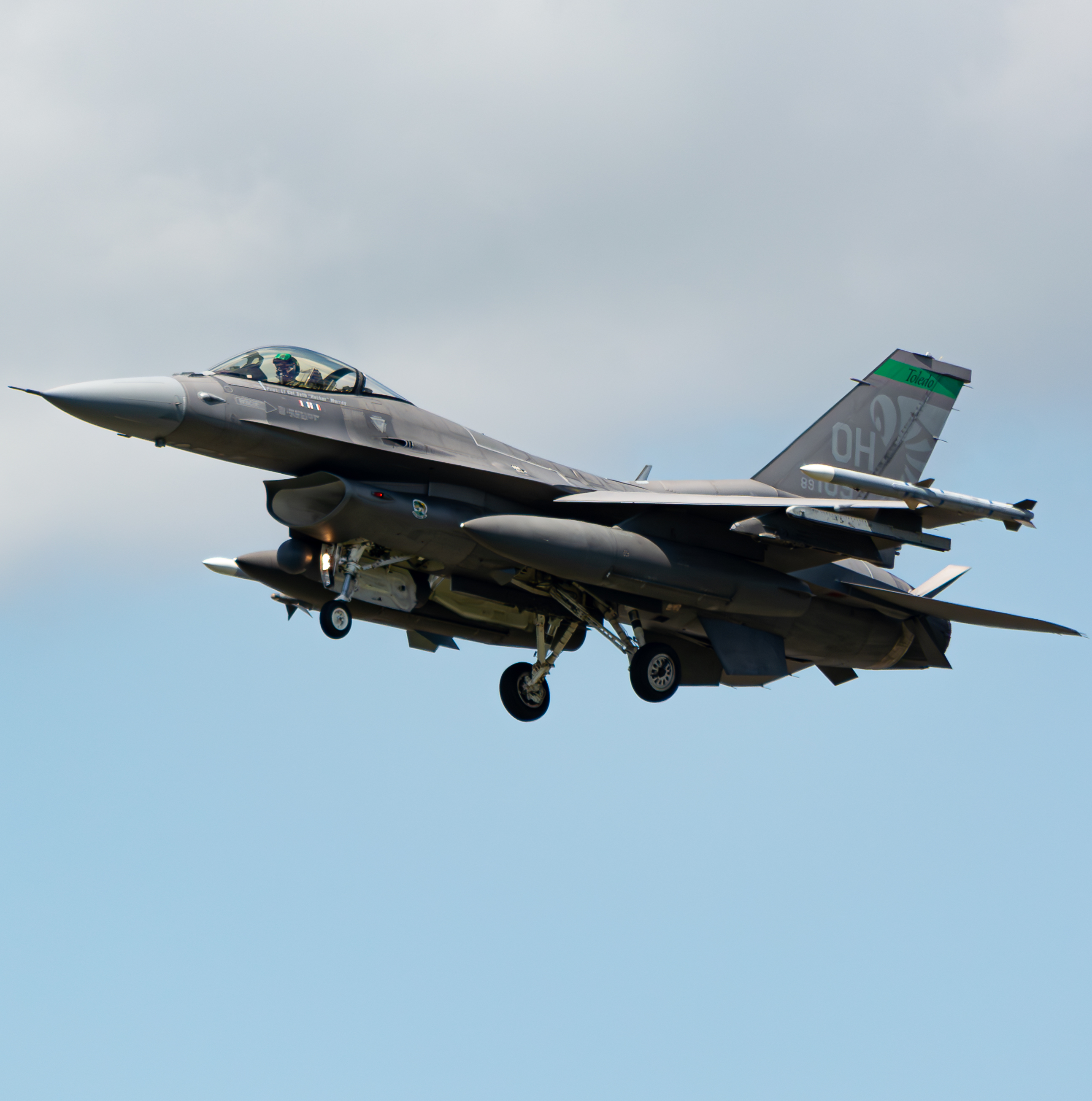 Full size: USAF - United States Air Force General Dynamics F-16 Fighting Falcon 89-2109 at Toledo Express Airport