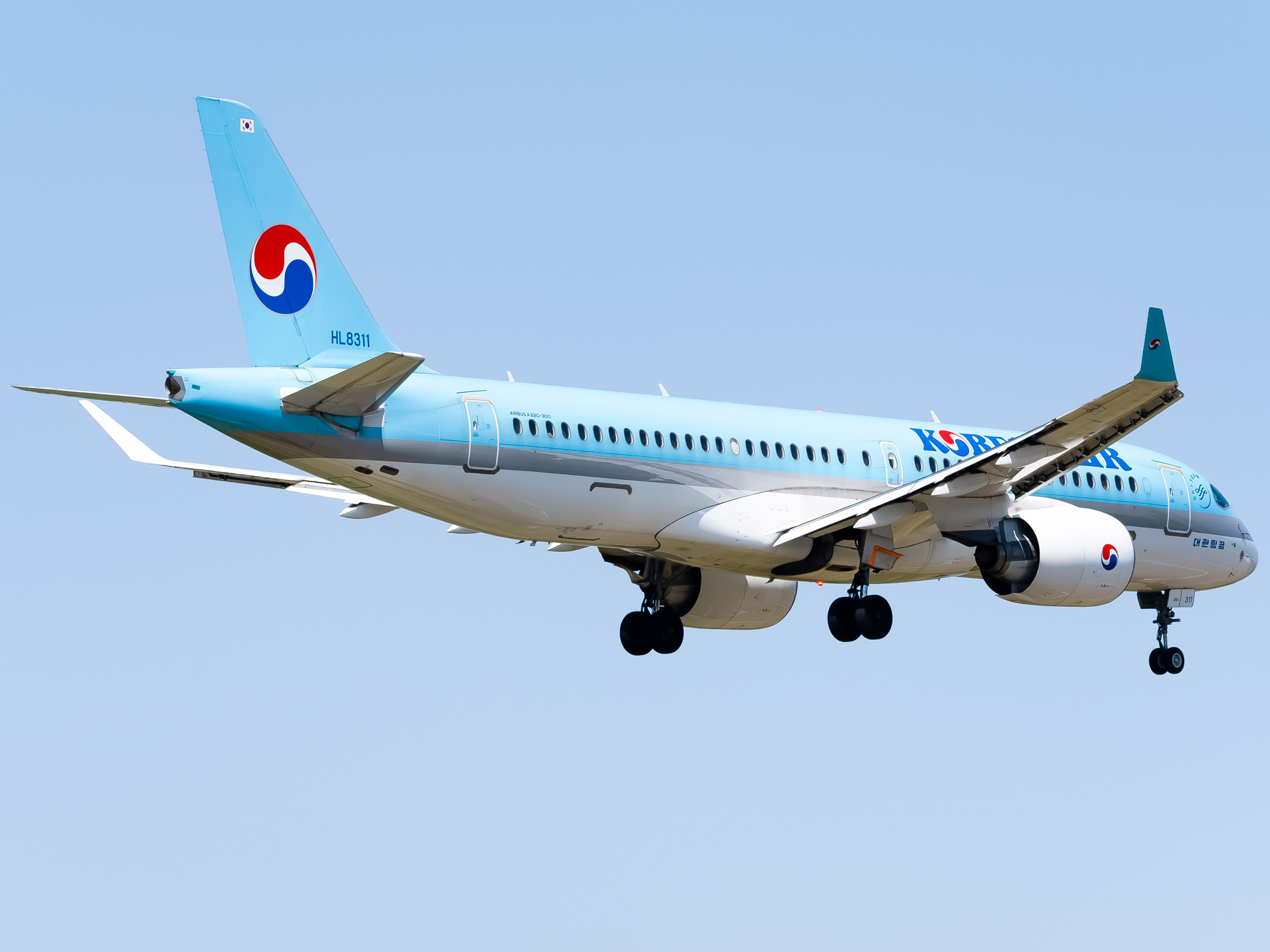 Full size: Korean Air Airbus A220-300 HL8311 at Gimhae International Airport