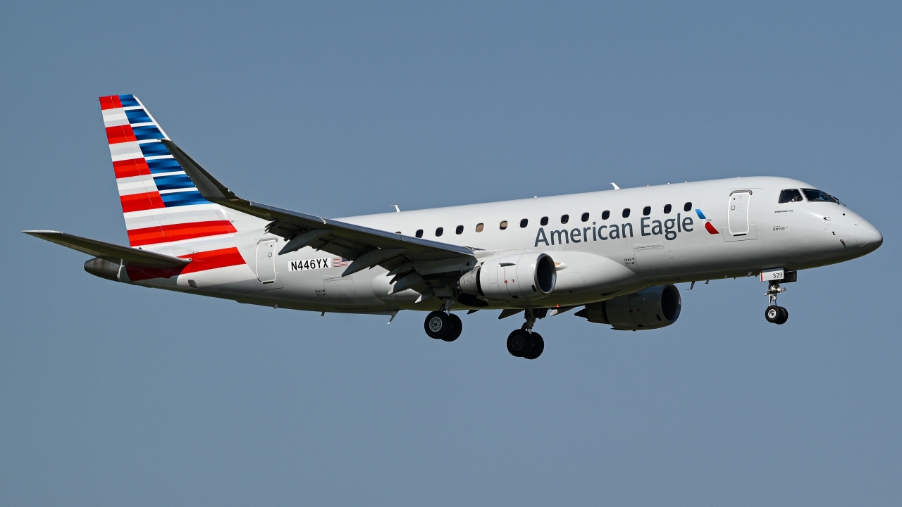 Full size: American Eagle Embraer E175 N446YX at Dallas-Fort Worth International Airport