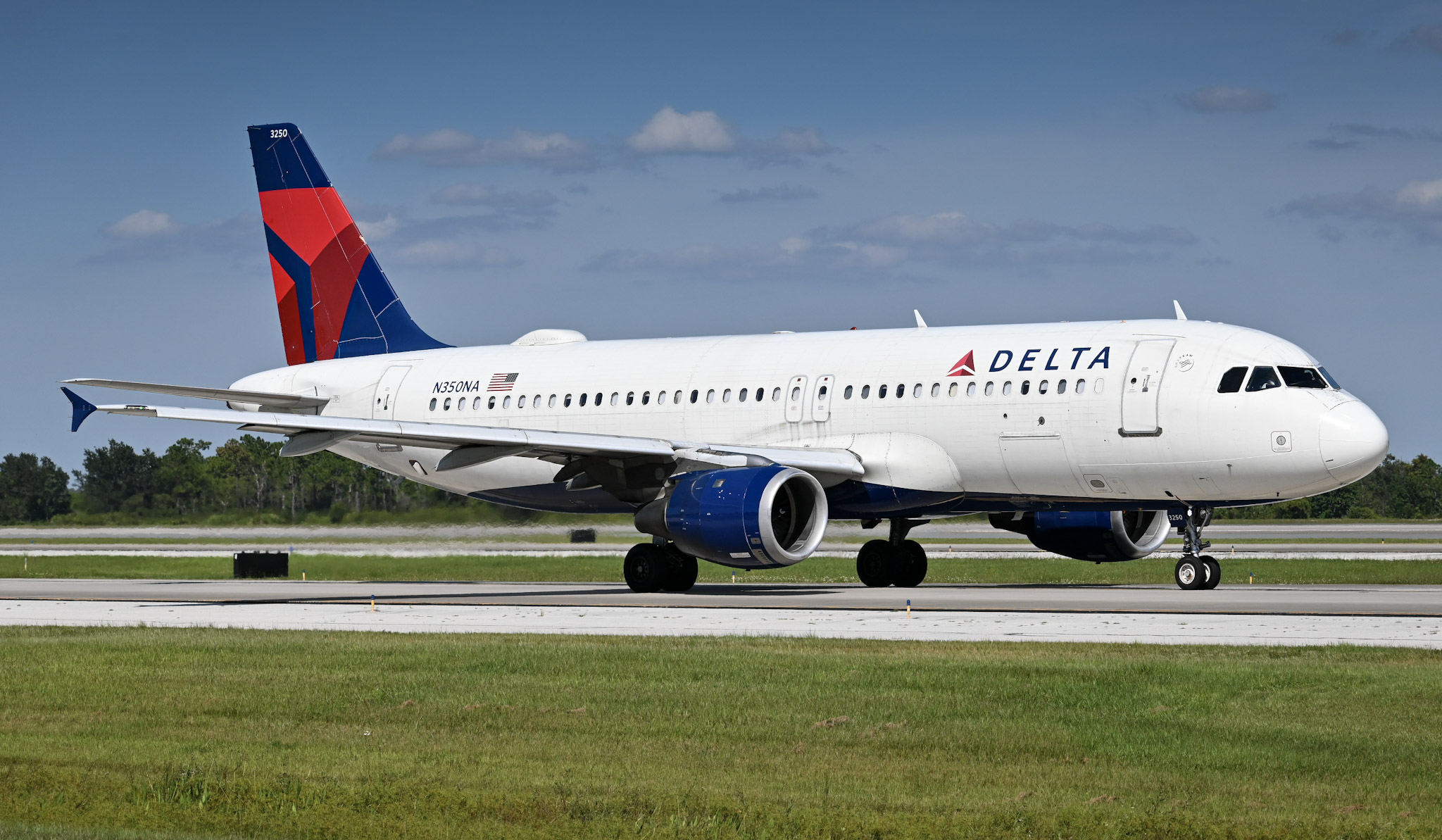 Full size: Delta Airlines Airbus A320 N350NA at Orlando International Airport