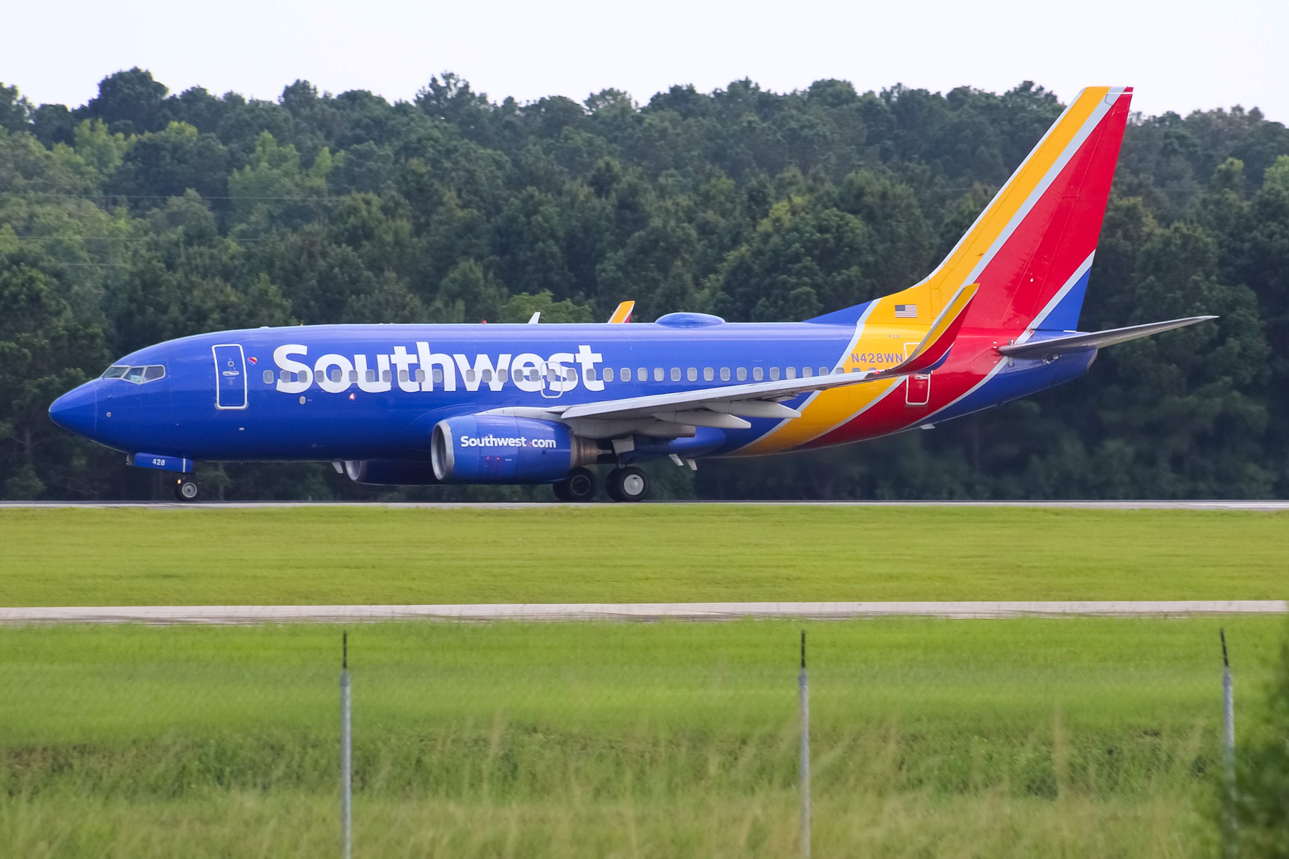 Full size: Southwest Airlines Boeing 737-700 N428WN at Savannah/Hilton Head International Airport