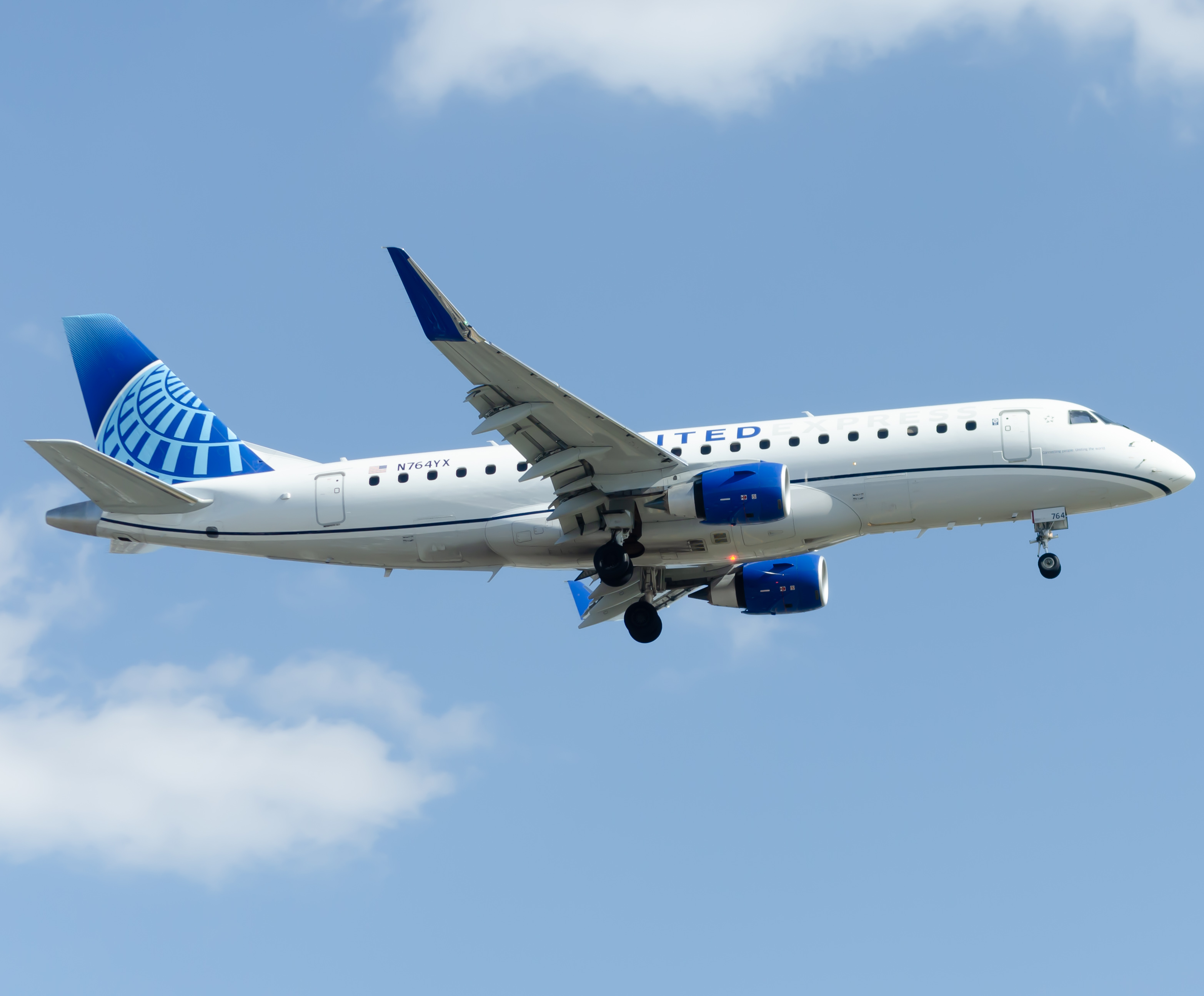 Full size: United Express Embraer E175 N764YX at Newark Liberty International Airport