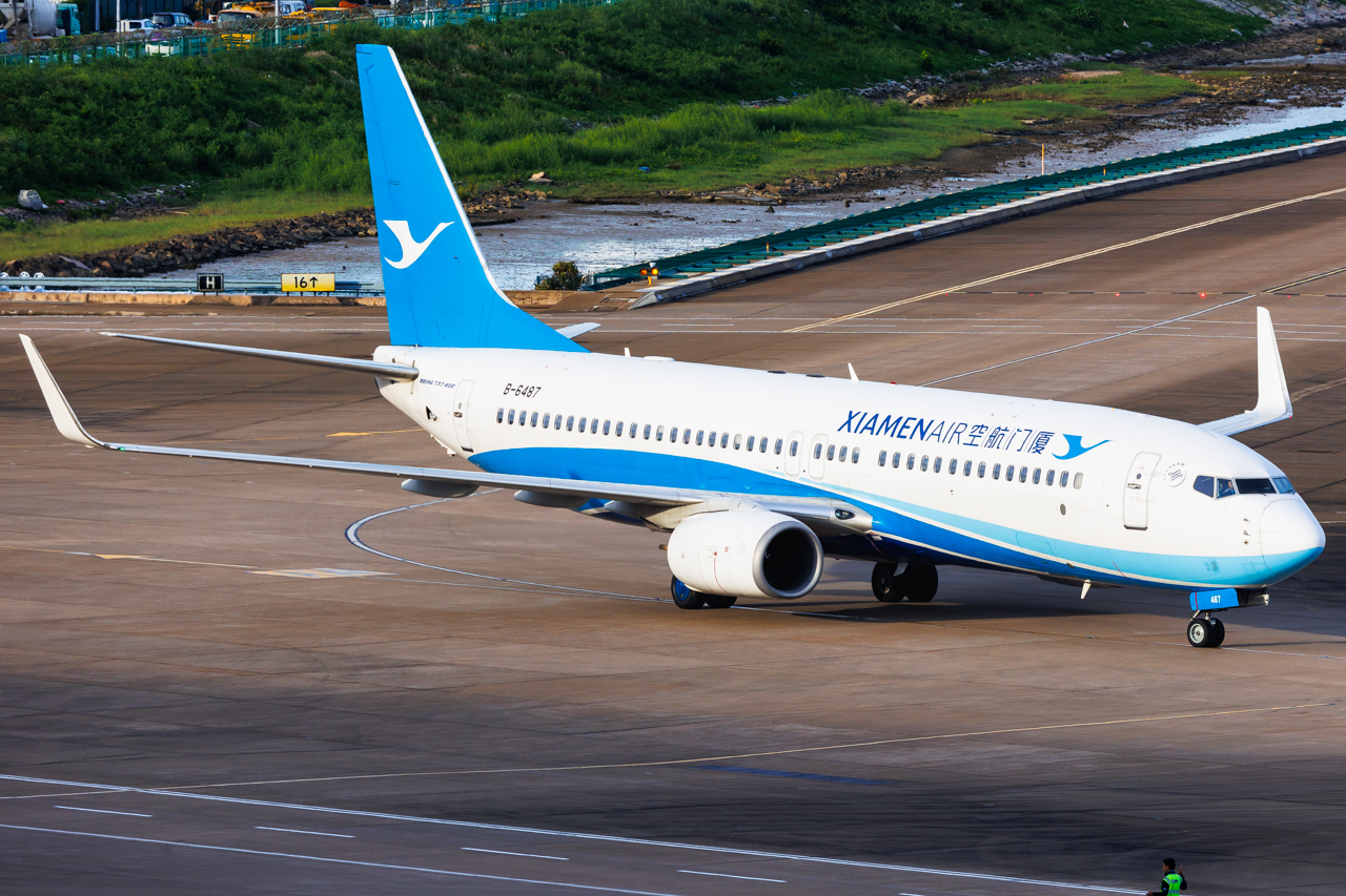 Full size: Xiamen Air Boeing 737-800 B-6487 at Macau International Airport
