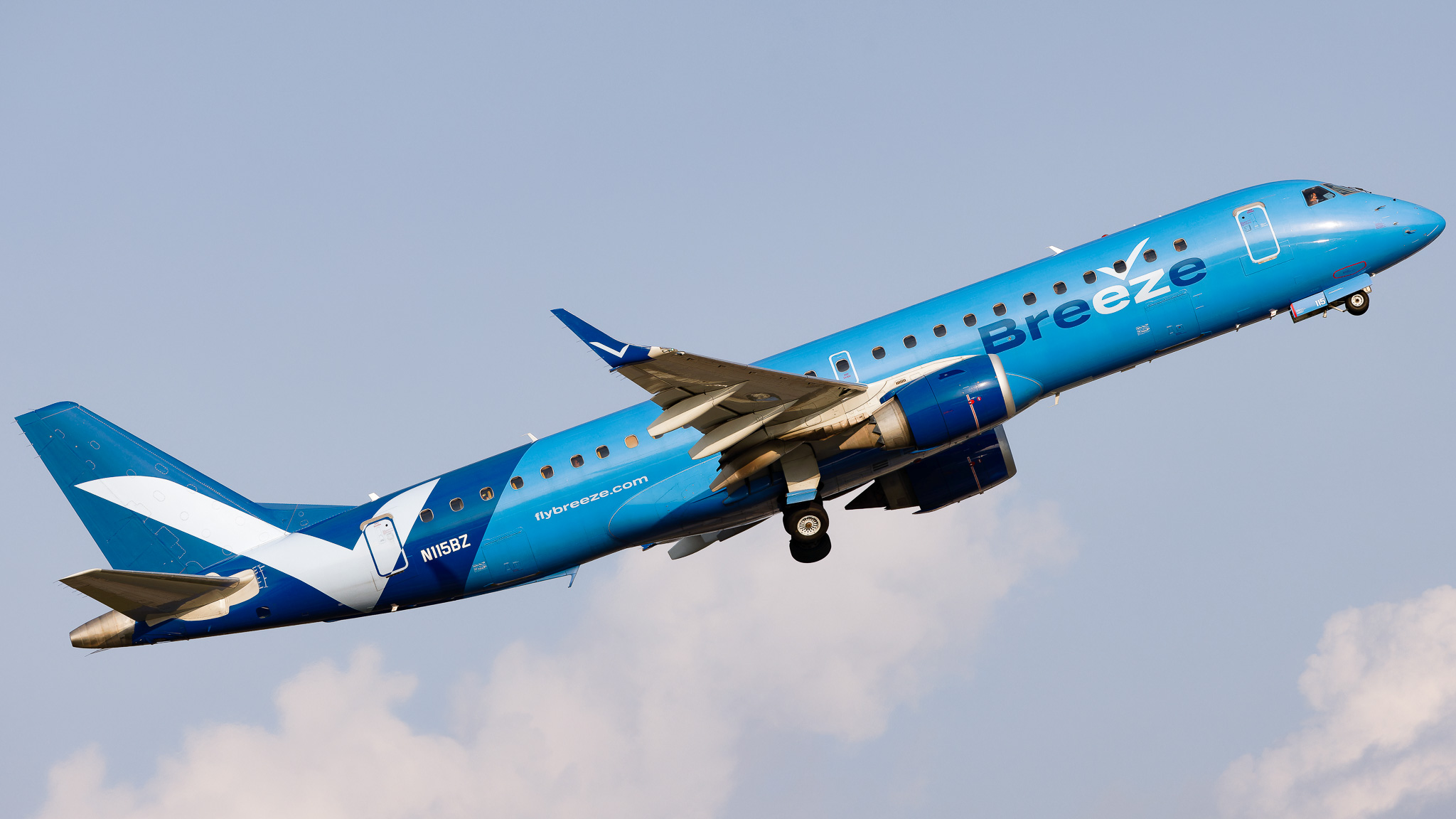 Full size: Breeze Airways Embraer E190 N115BZ at Tampa International Airport