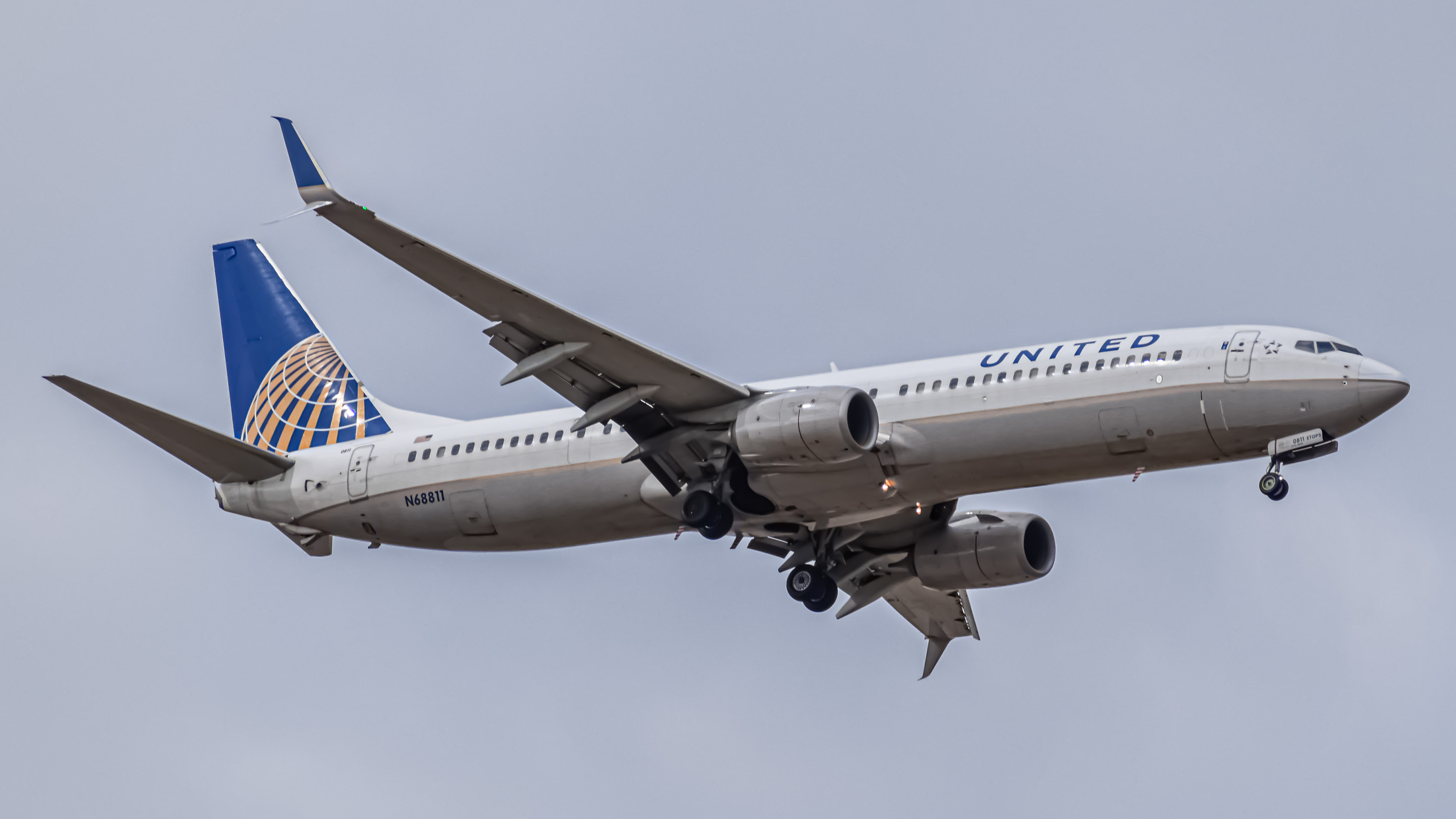 Full size: United Airlines Boeing 737-900 N68811 at Denver International Airport