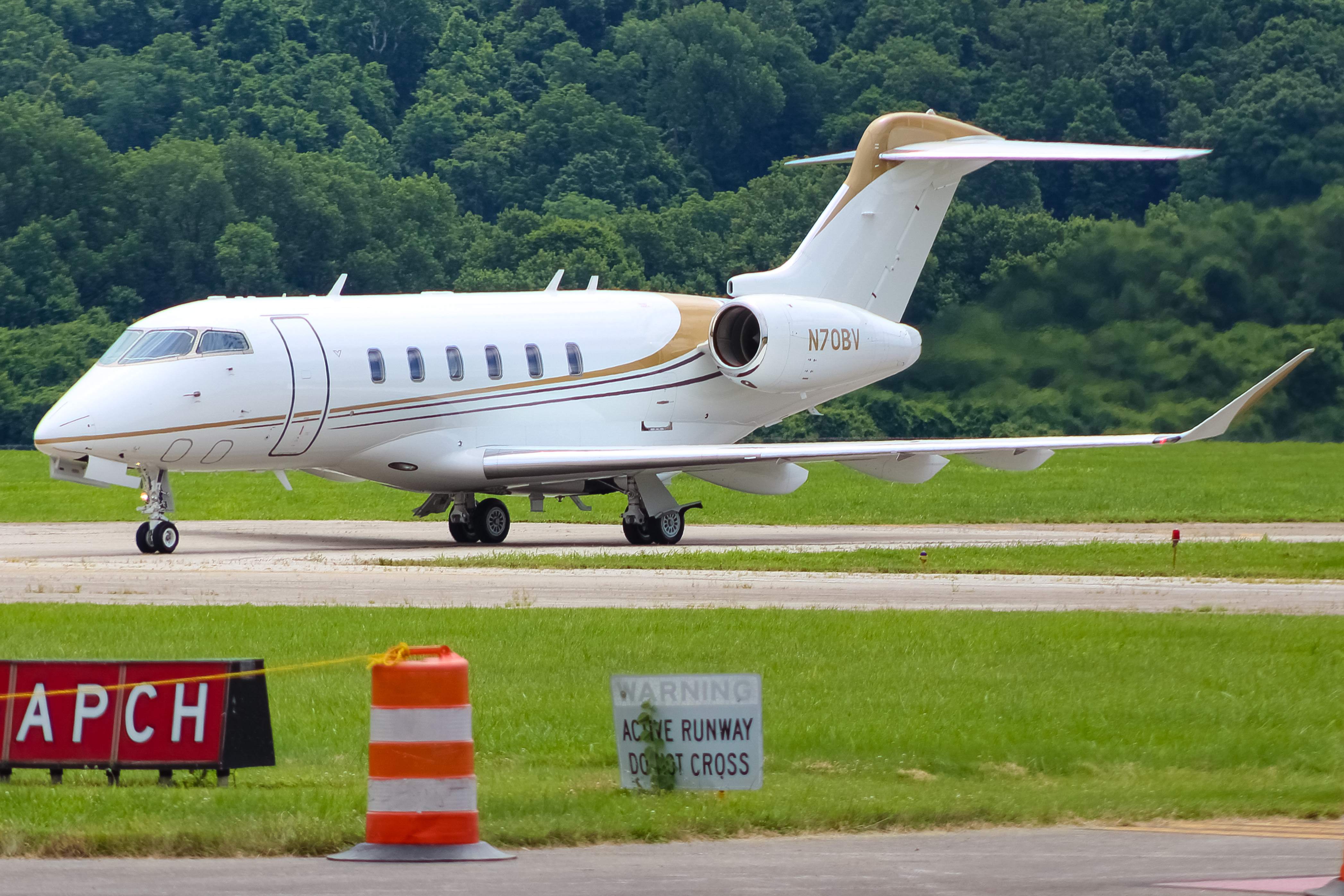 Full size: PRIVATE Bombardier Challenger 350 N70BV at Cincinnati Municipal Airport/Lunken Field