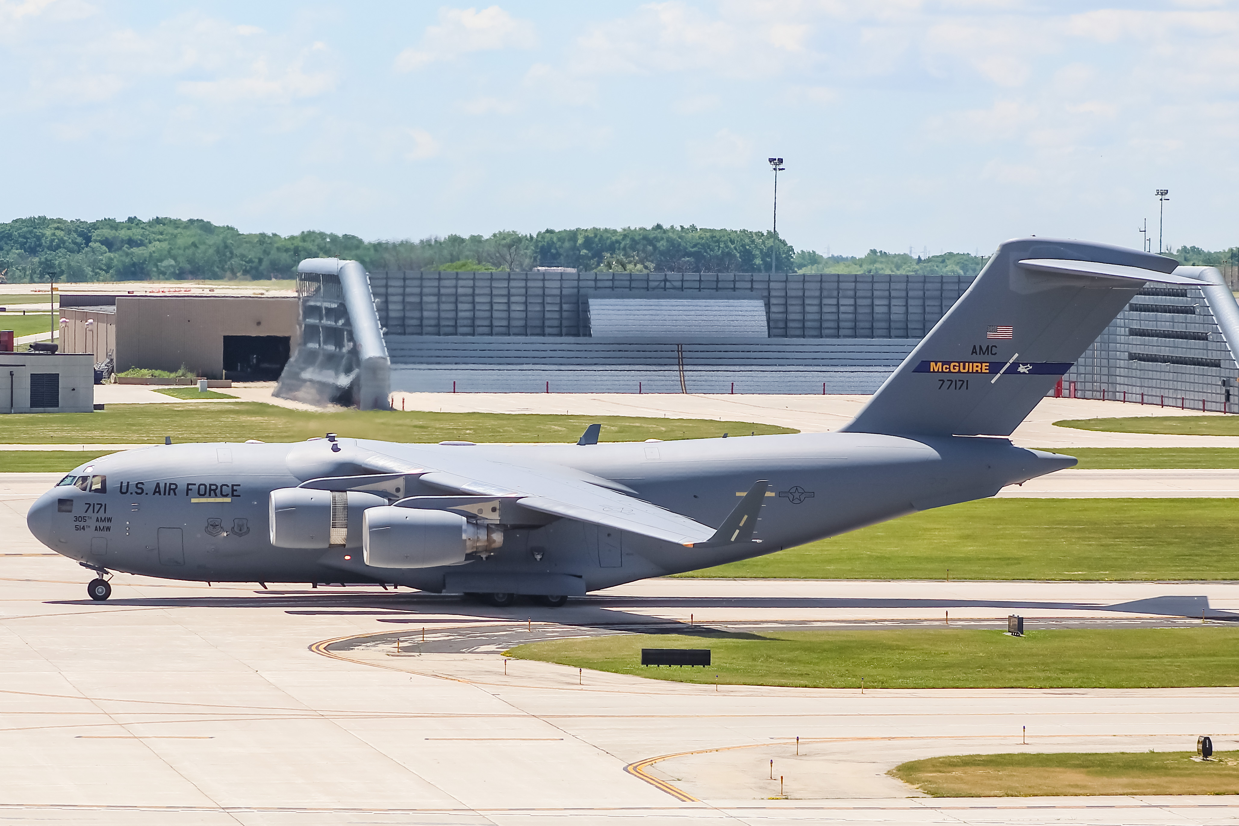 Full size: USAF - United States Air Force Boeing C-17 Globemaster III 07-7171 at General Mitchell International Airport