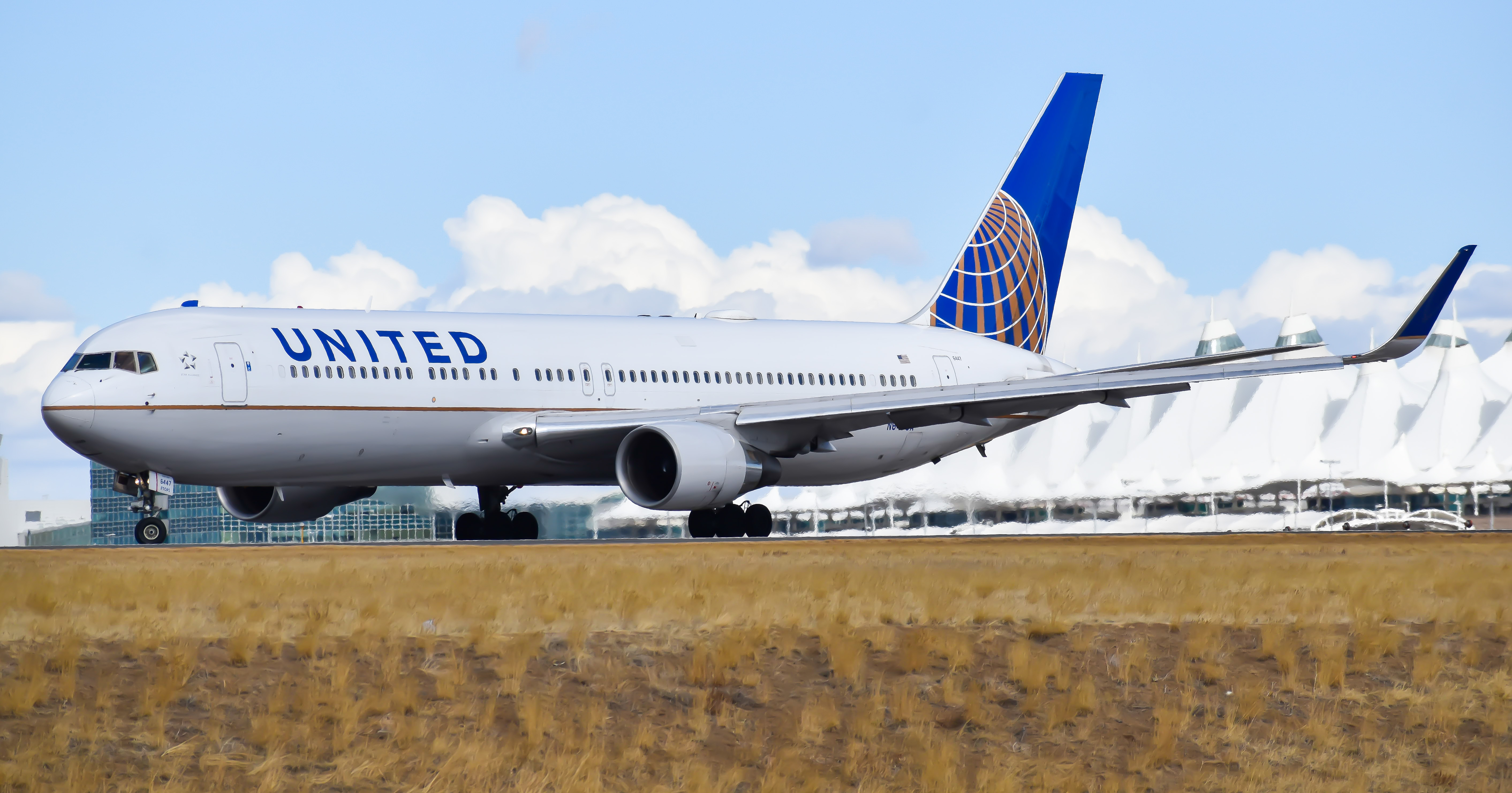 Full size: United Airlines Boeing 767-300ER N647UA at Denver International Airport
