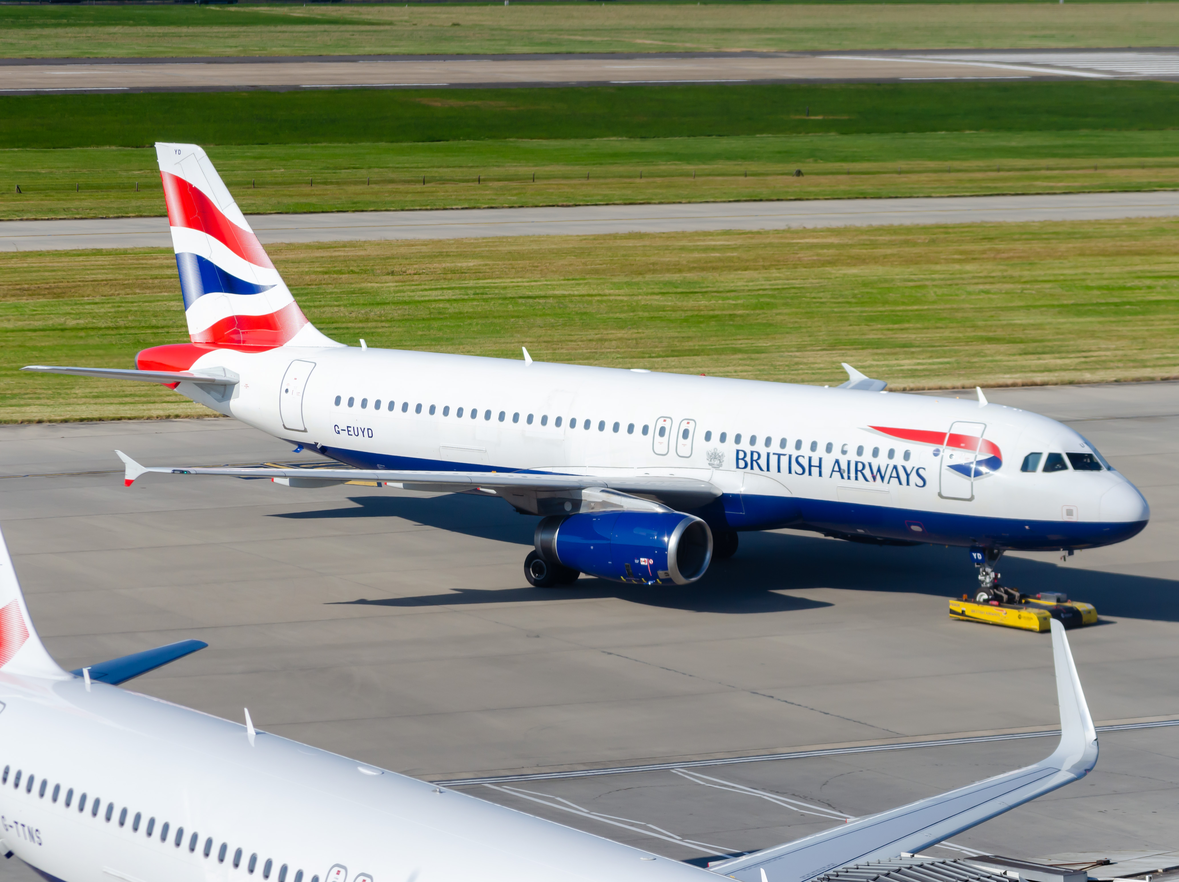 Full size: British Airways Airbus A320 G-EUYD  at London Heathrow International Airport