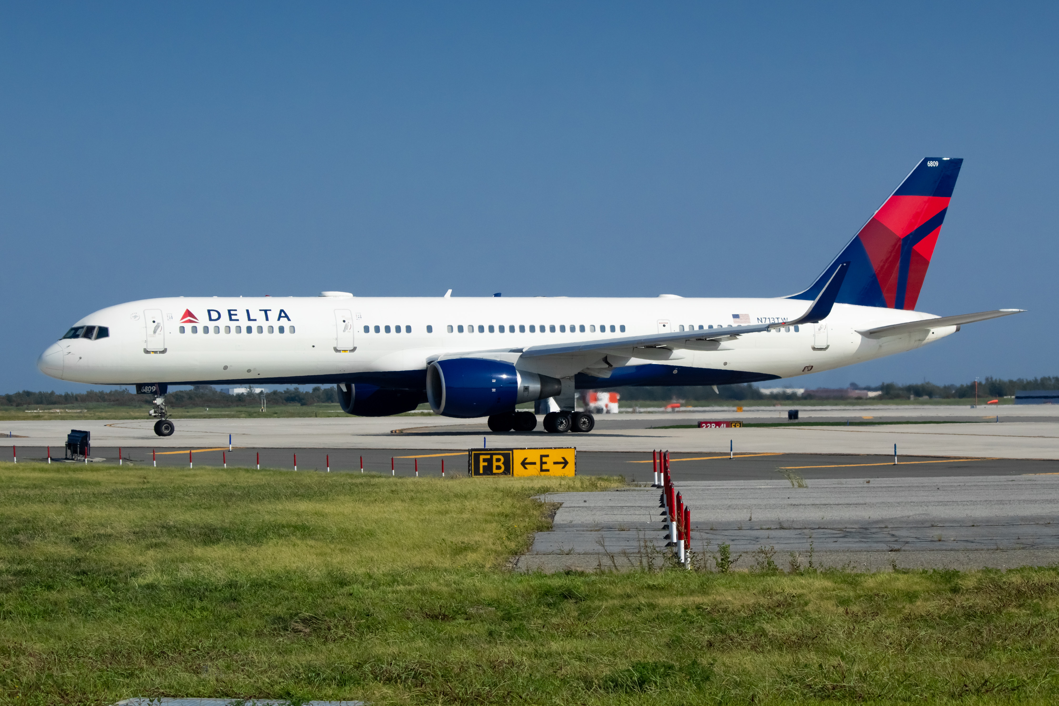Full size: Delta Airlines Boeing 757-200 N713TW at John F. Kennedy International Airport