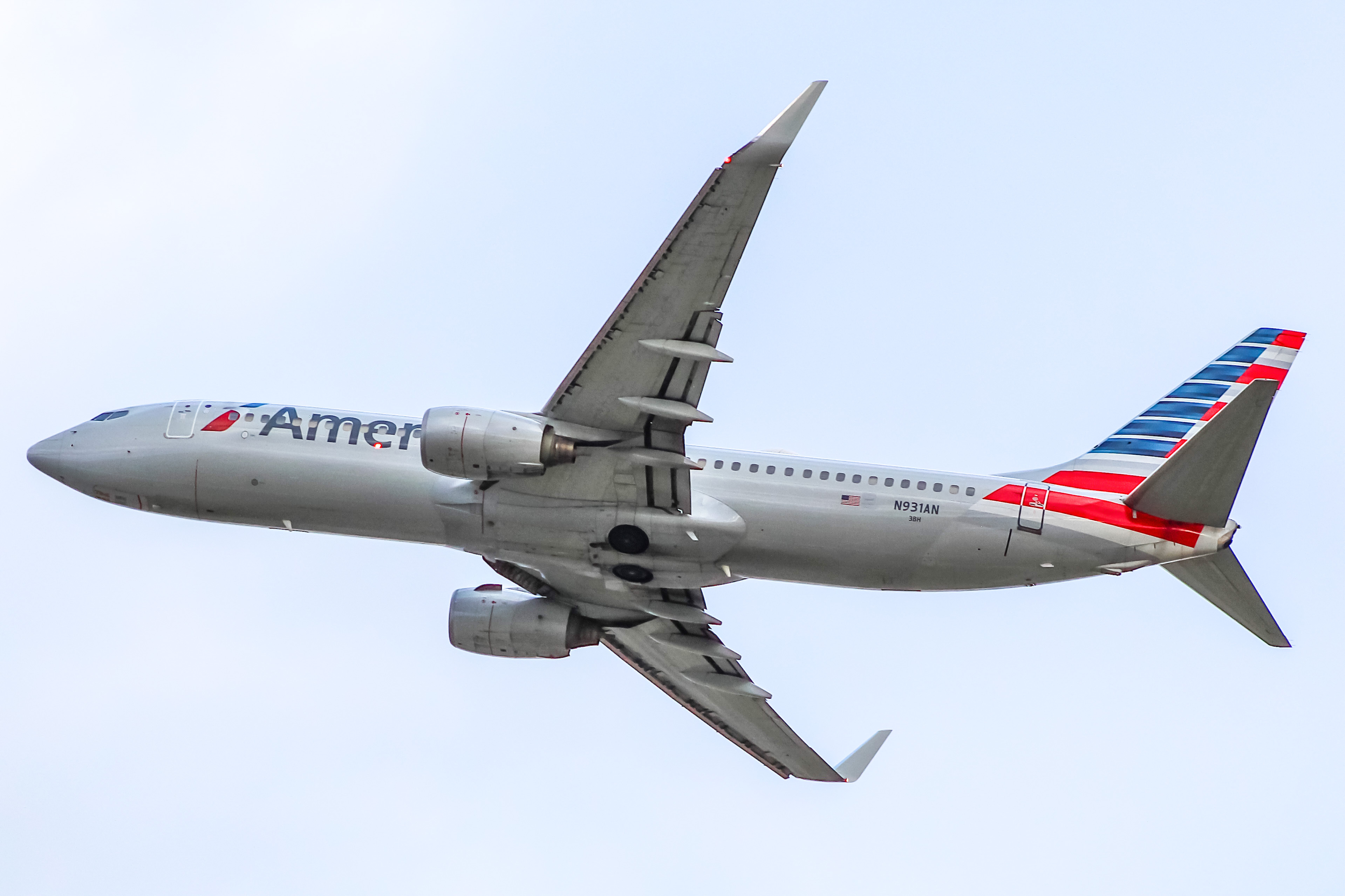 Full size: American Airlines Boeing 737-800 N931AN at General Mitchell International Airport