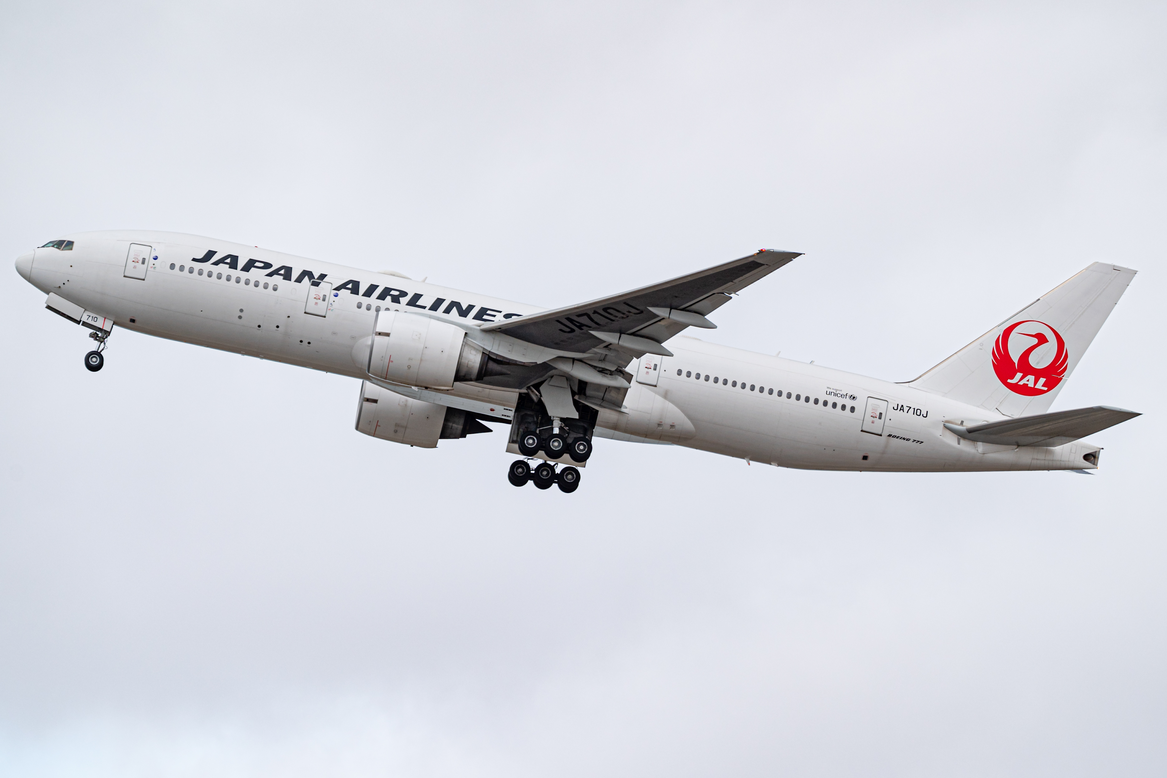 Full size: Japan Airlines Boeing 777-200ER JA710J at Daniel K Inouye International Airport