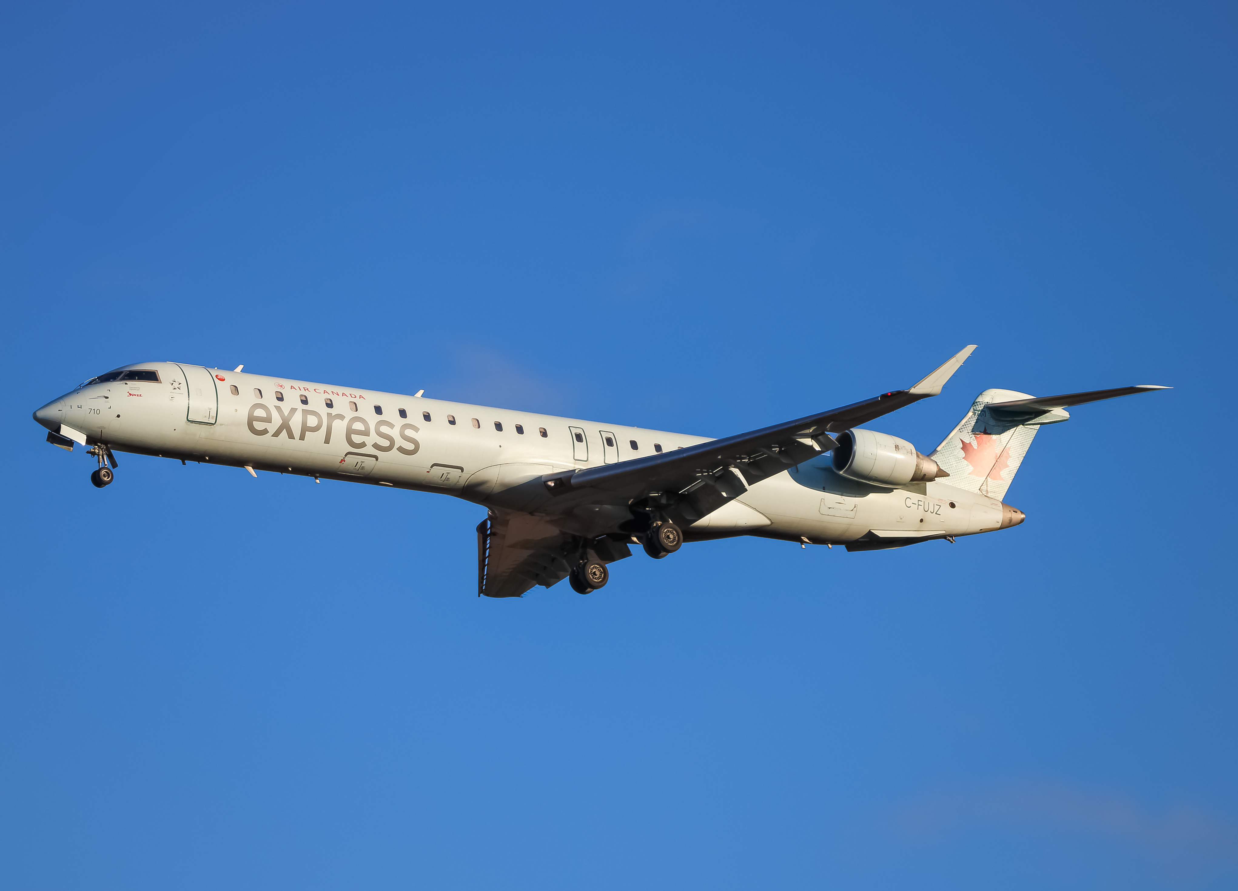 Full size: Air Canada Mitsubishi CRJ-900 C-FUJZ at Washington Dulles International Airport
